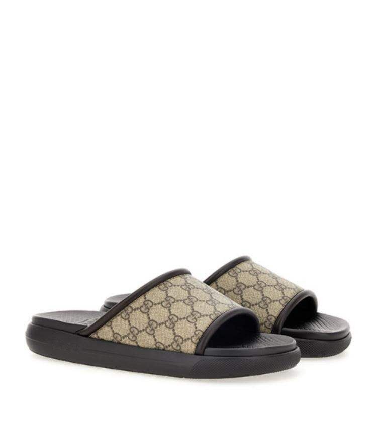 Gucci o1s1wg110525 Gucci GG Supreme Canvas Slide Sandals in Brown Size US 9.5 / EU 42-43 - 1 Thumbnail