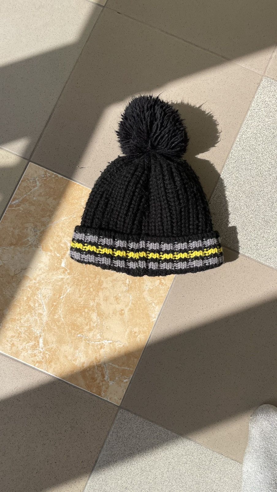 DC Comics Batman Adult/Youth Yellow /Black, OSFM Hat/Beanie NWOT Size ONE SIZE - 2 Thumbnail
