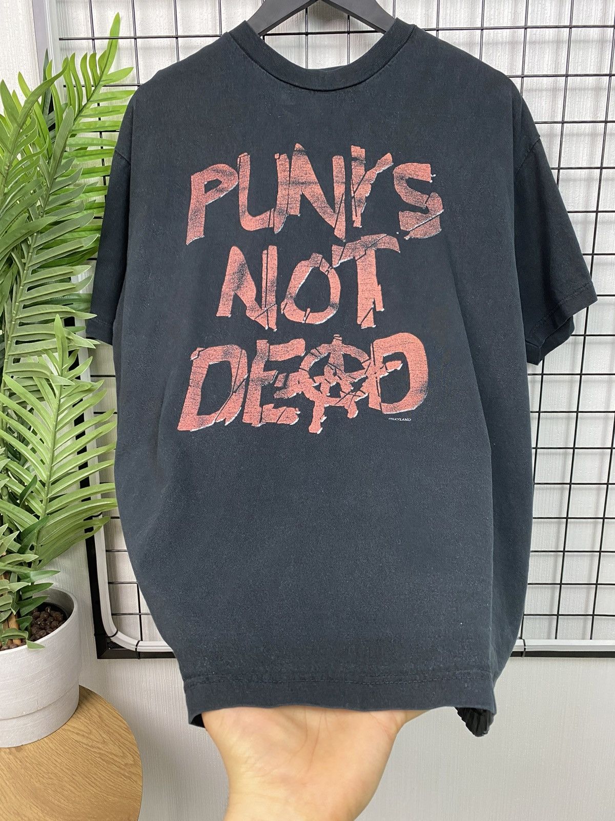 Other Vintage Punks Not Dead Distressed Tee Rock T shirt band rock Size US L / EU 52-54 / 3 - 9 Thumbnail