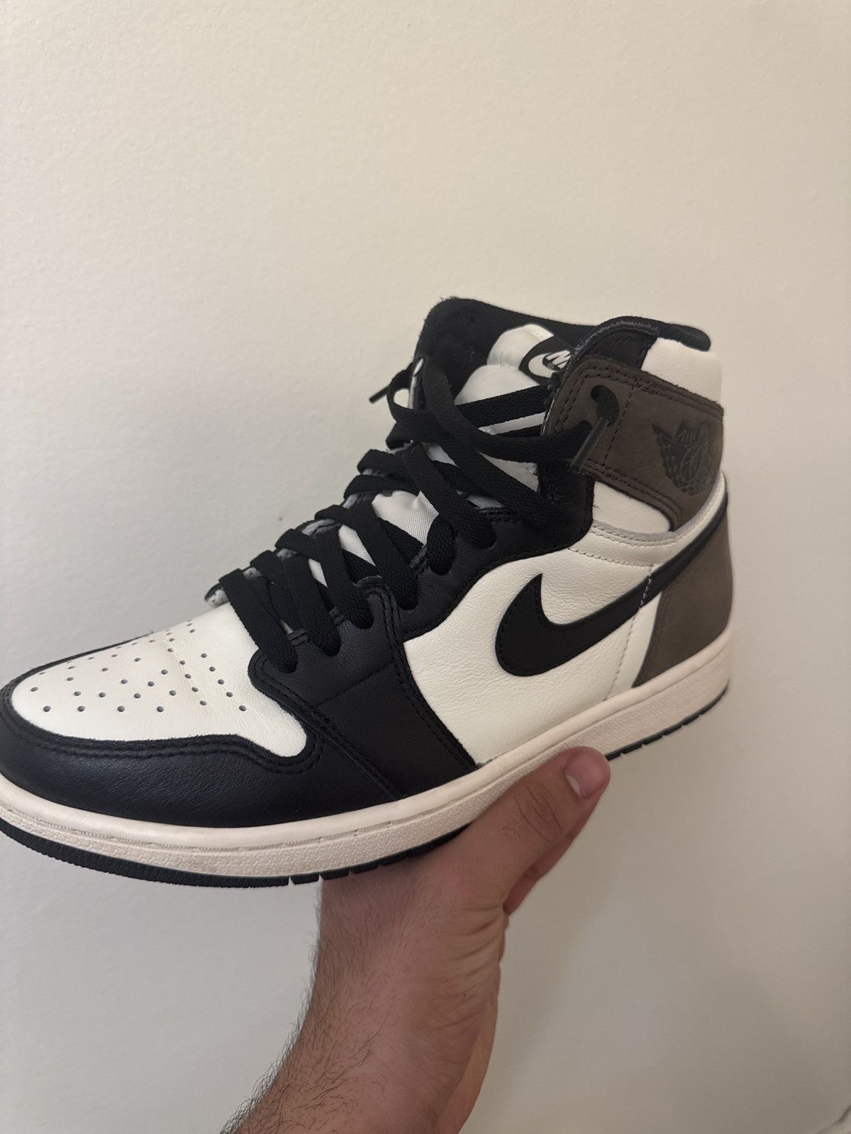 Nike AIR JORDAN 1 RETRO HIGH OG. Size US 10 / EU 43 - 1 Thumbnail
