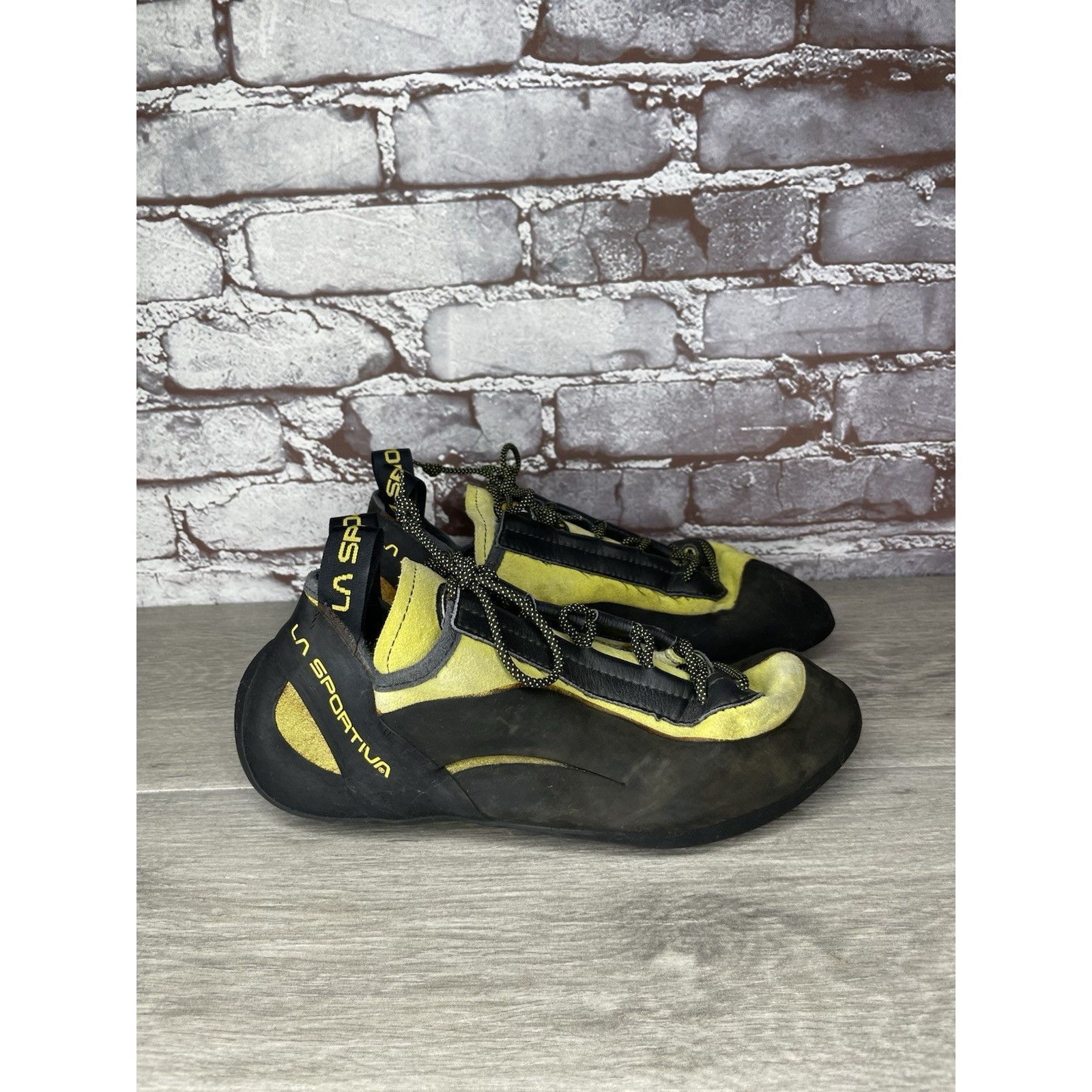 La Sportiva La Sportiva Vibram Miura Black Synthetic Yellow Climbing Sho Size US 10.5 / EU 43-44 - 1 Thumbnail