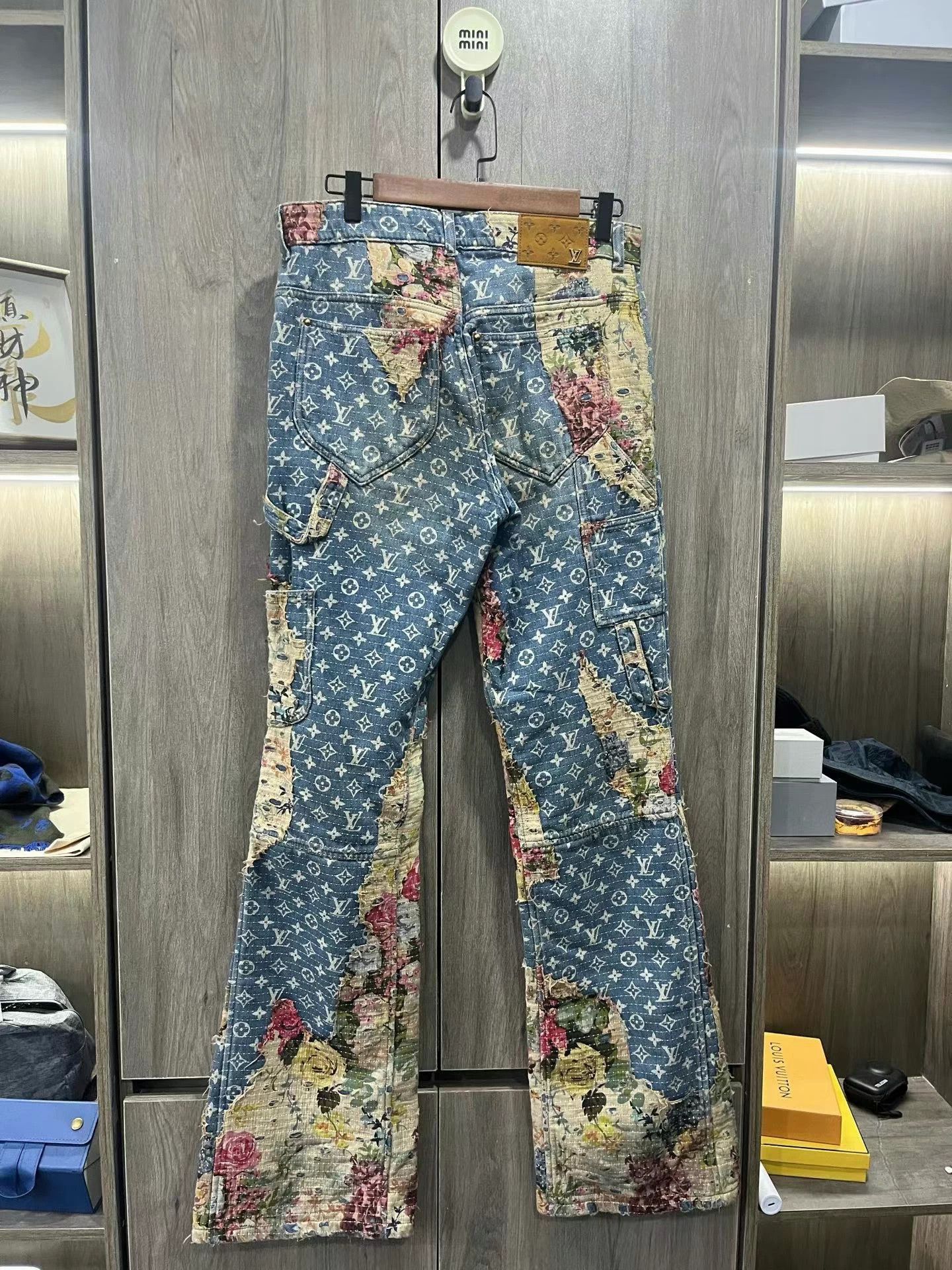 Louis Vuitton Louis Vuitton LV floral jeans Size 30" / US 8 / IT 44 - 2 Thumbnail
