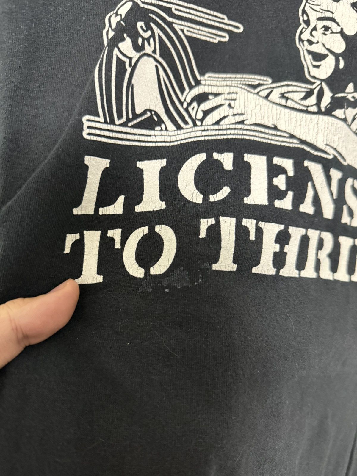 Vintage License To Thrill graphic tee Size US L / EU 52-54 / 3 - 4 Thumbnail
