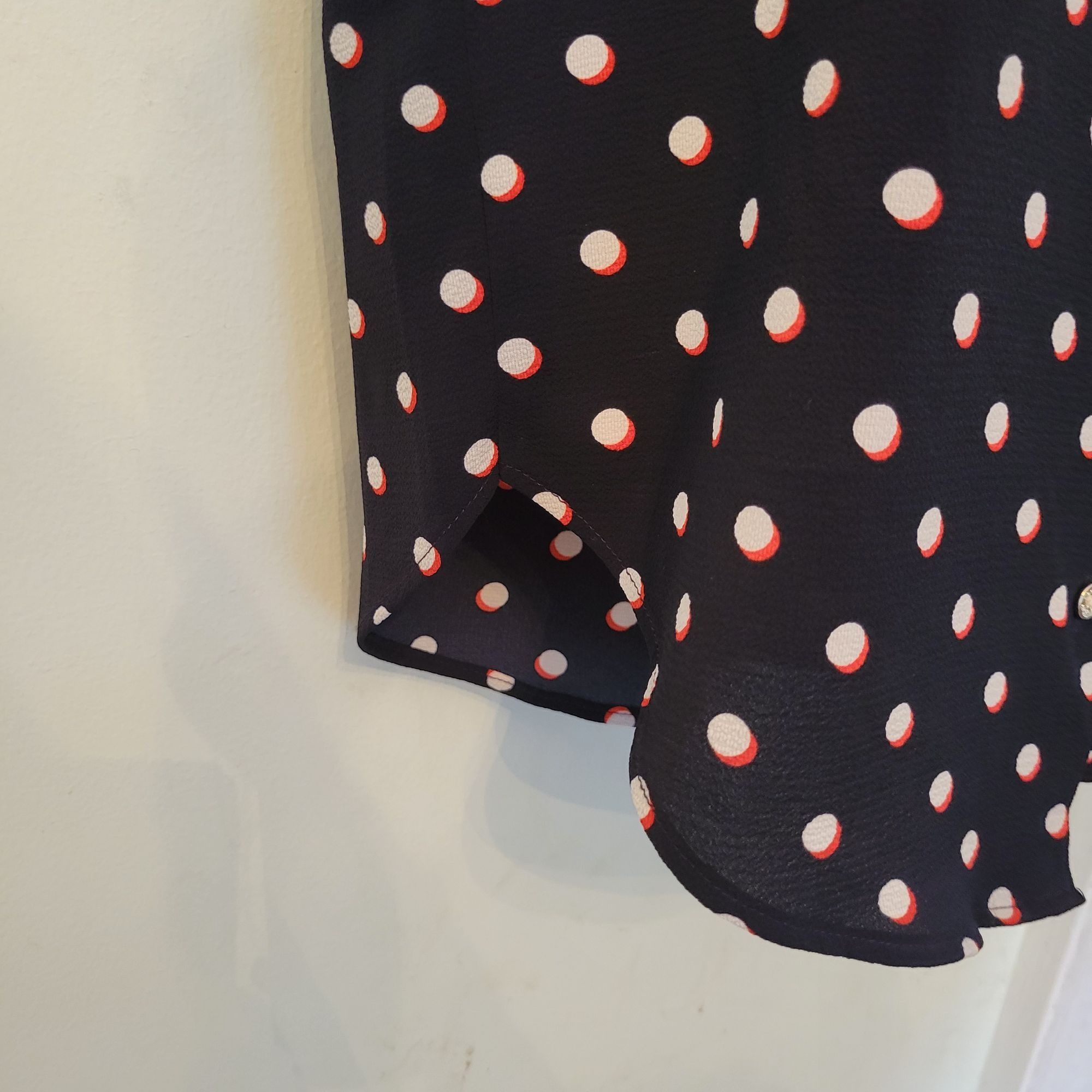 Tommy Hilfiger Tommy Hilfiger S Polka Dot Sleeveless Blouse V Neck Camp Shi Size S / US 4 / IT 40 - 4 Thumbnail