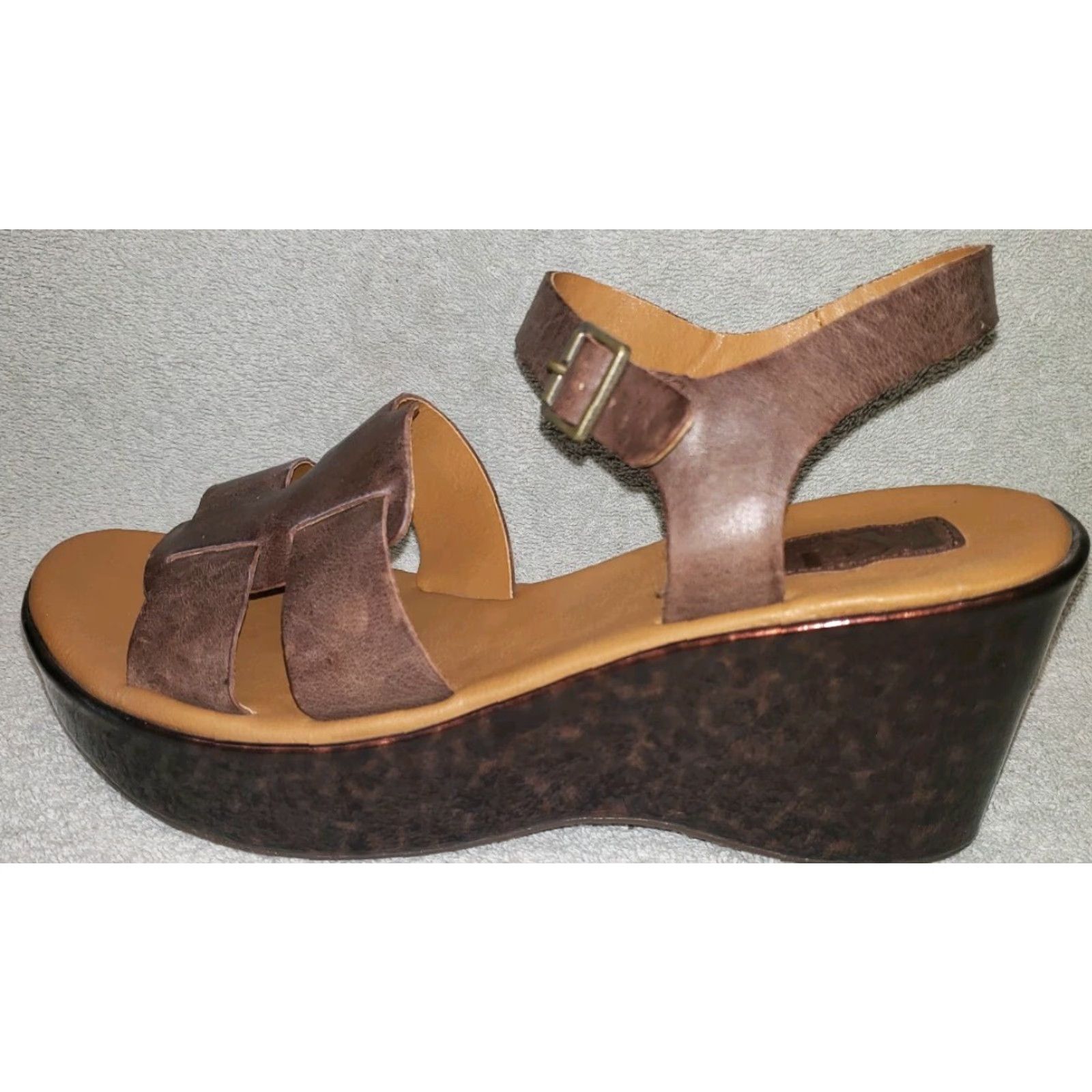 Vintage Korks Women's T-strap Wedge Sandal Size 9M Brown Leather Upper Glossy Wedge Leopard Pattern Buckle Size US 9 / IT 39 - 4 Thumbnail