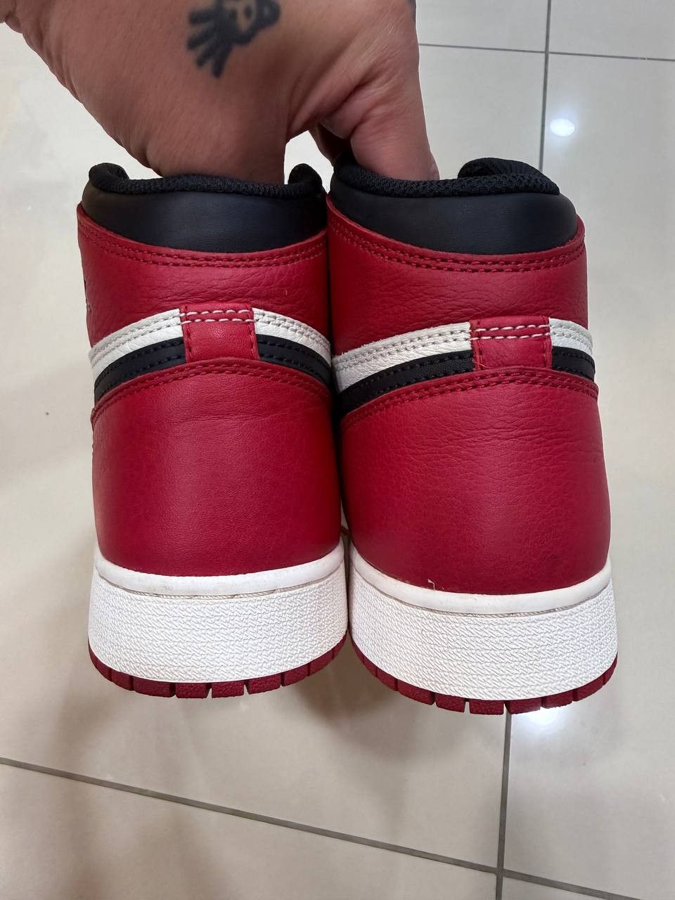 Nike Jordan 1 Retro High Bred Toe (GS) (2018) Size US 7 / IT 37 - 4 Thumbnail