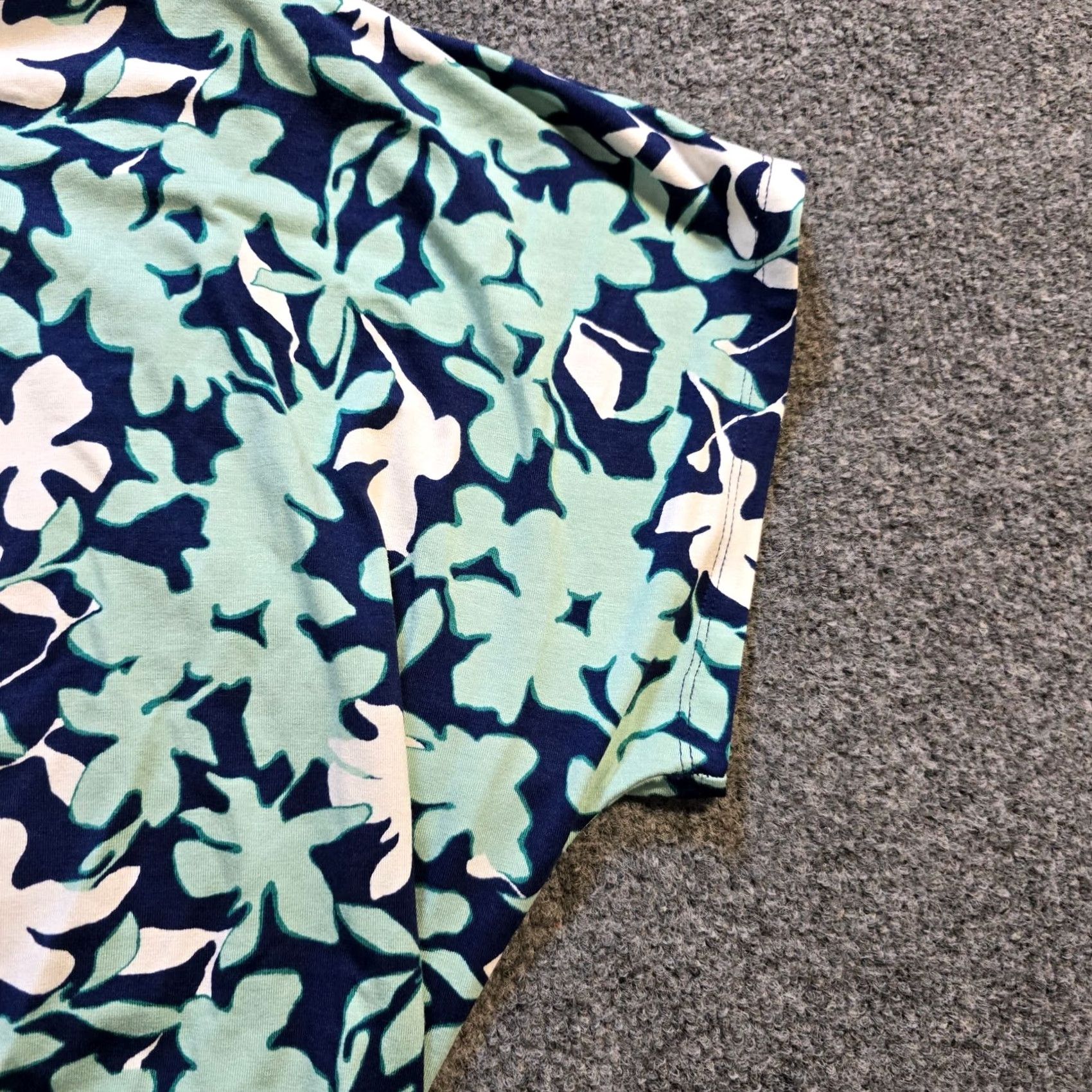 Vintage Chico's Top Blouse Womens Small Blue Floral Short Sleeve Boat Neck Casual Shirt Pullover Stretch Jersey Rayon Spandex Size S / US 4 / IT 40 - 5 Thumbnail