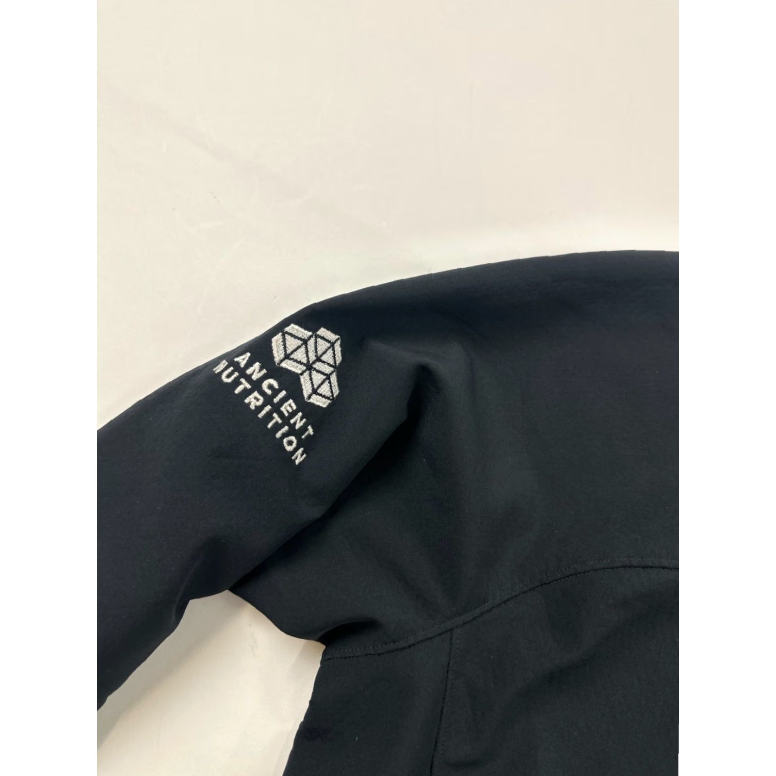 Patagonia Patagonia Jacket Womens Medium Black Adze Soft Shell Full Zip Logo Pockets Regular Fit Outdoor Fall Winter (Jacket) Size M / US 6-8 / IT 42-44 - 5 Thumbnail