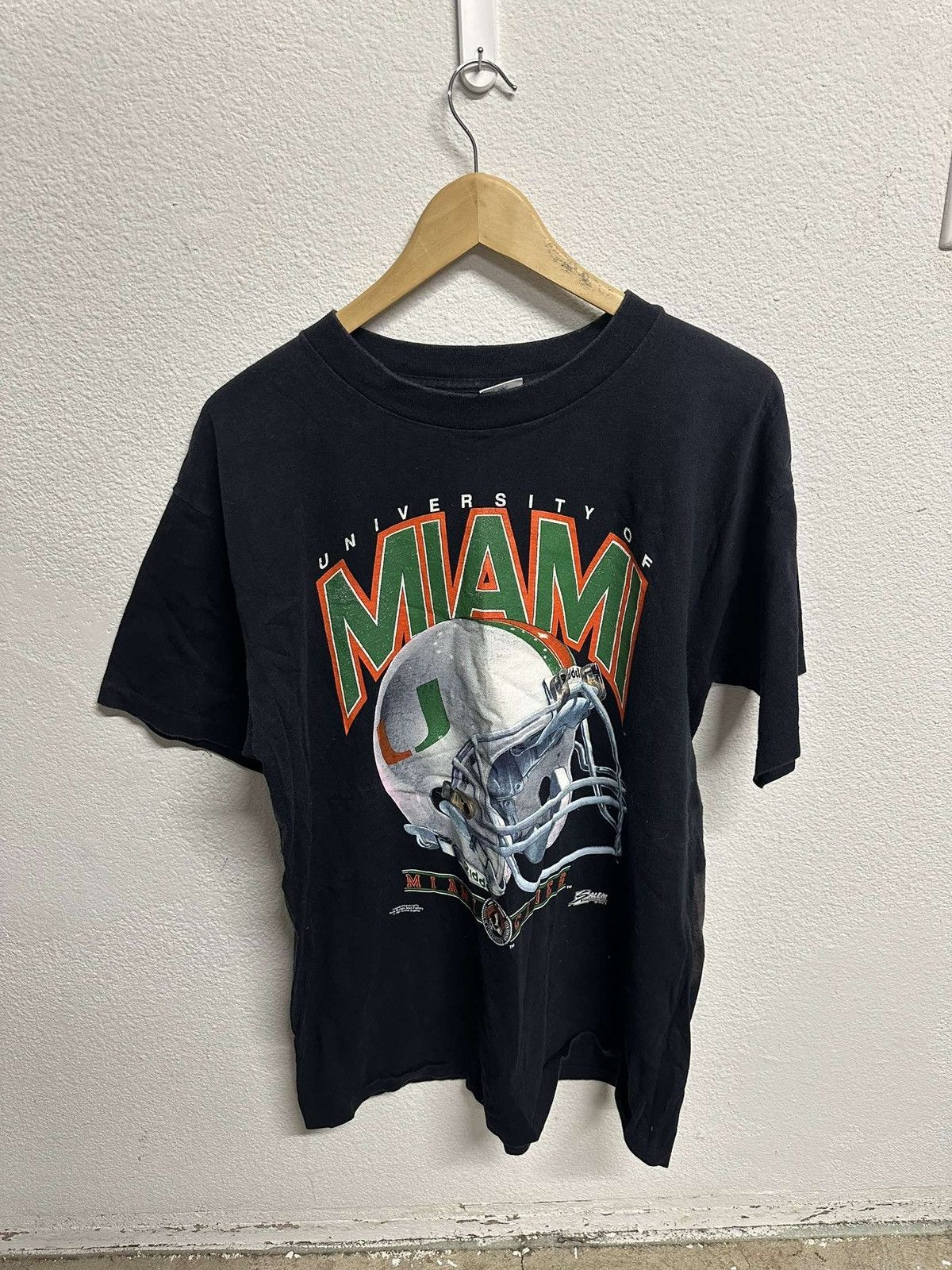 Salem Sportswear Vintage Miami hurricanes, helmet T-shirt Size US XL / EU 56 / 4 - 1 Thumbnail