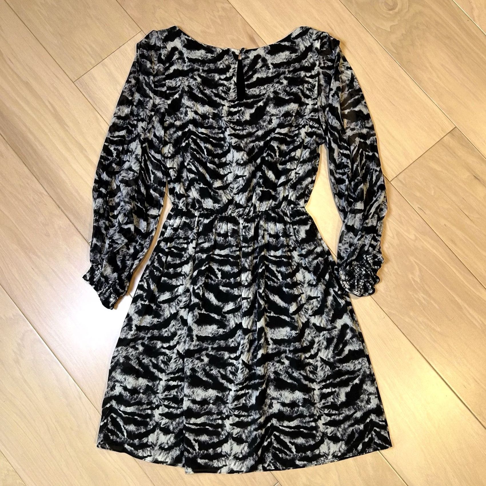 Alice + Olivia VINTAGE? No. Alice + Olivia Animal Print Silk Mini Dress Long Sleeve XS Women’s Size XS / US 0-2 / IT 36-38 - 3 Thumbnail