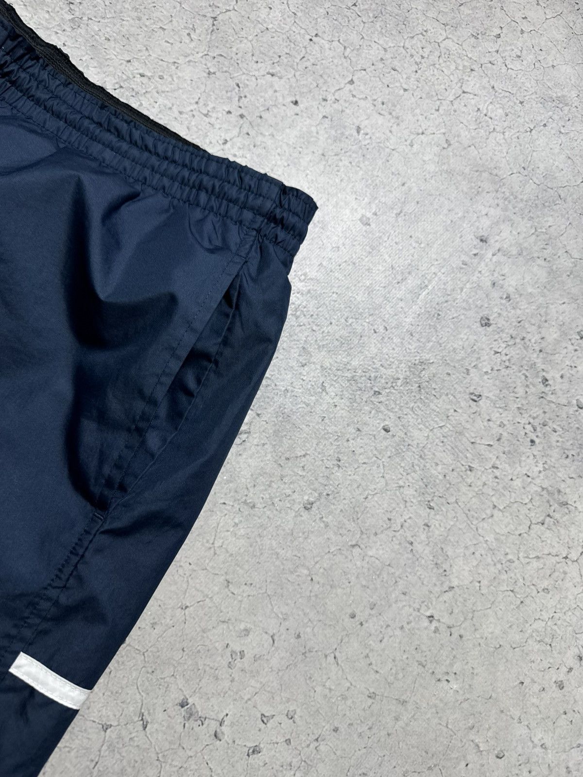 Nike × Vintage Nike Vintage Nylon Shorts Swoosh Drill Y2K Navy Size US 30 / EU 46 - 4 Thumbnail