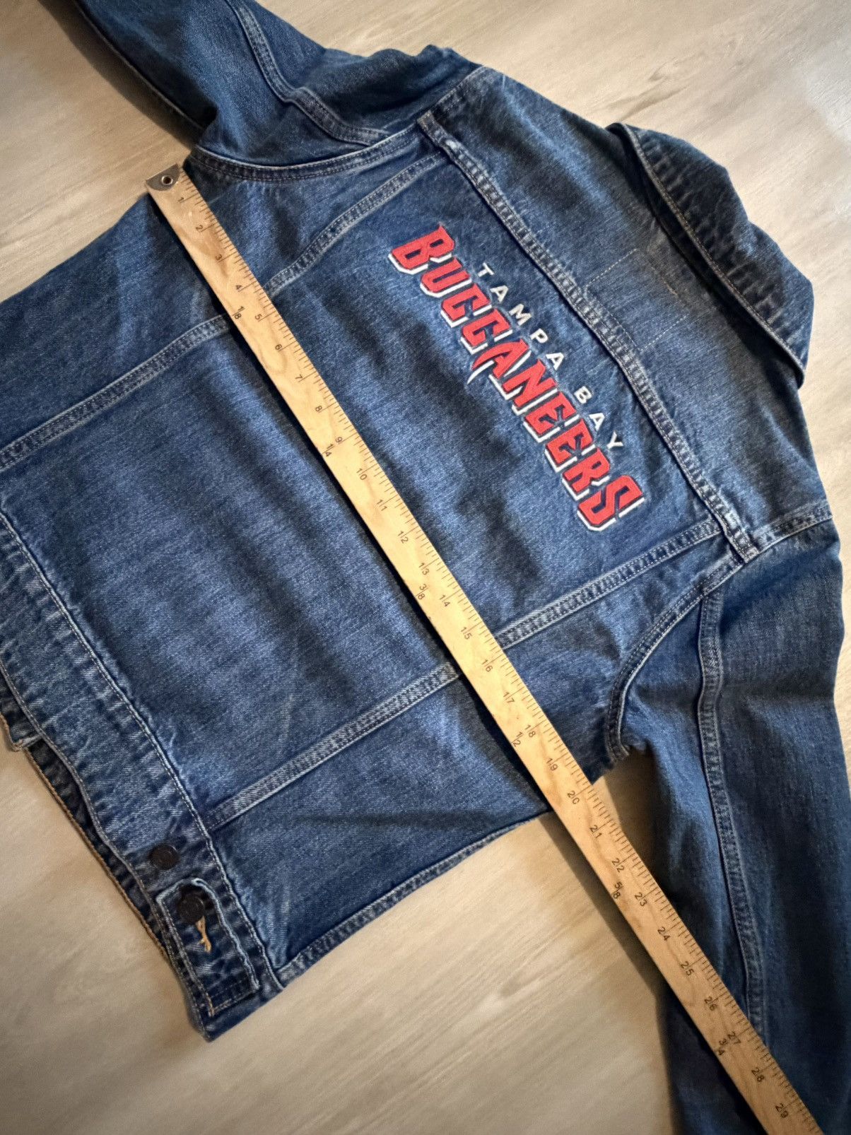 Levi's Levis x NFL Tampa Bay Buccaneers Denim Trucker Jacket Sz L Size L / US 10 / IT 46 - 5 Thumbnail