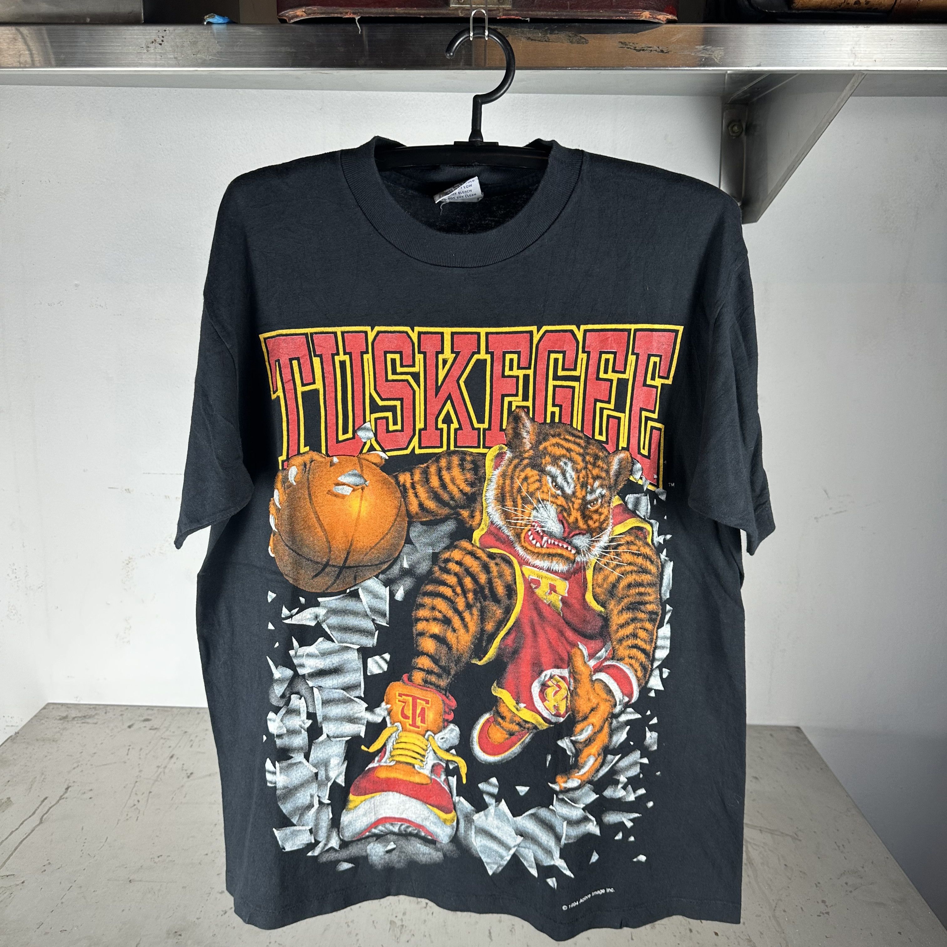 Vintage ​1994 Tuskegee Golden Tigers NCAA Mascot Shattered T-shirt Size US XL / EU 56 / 4 - 1 Thumbnail