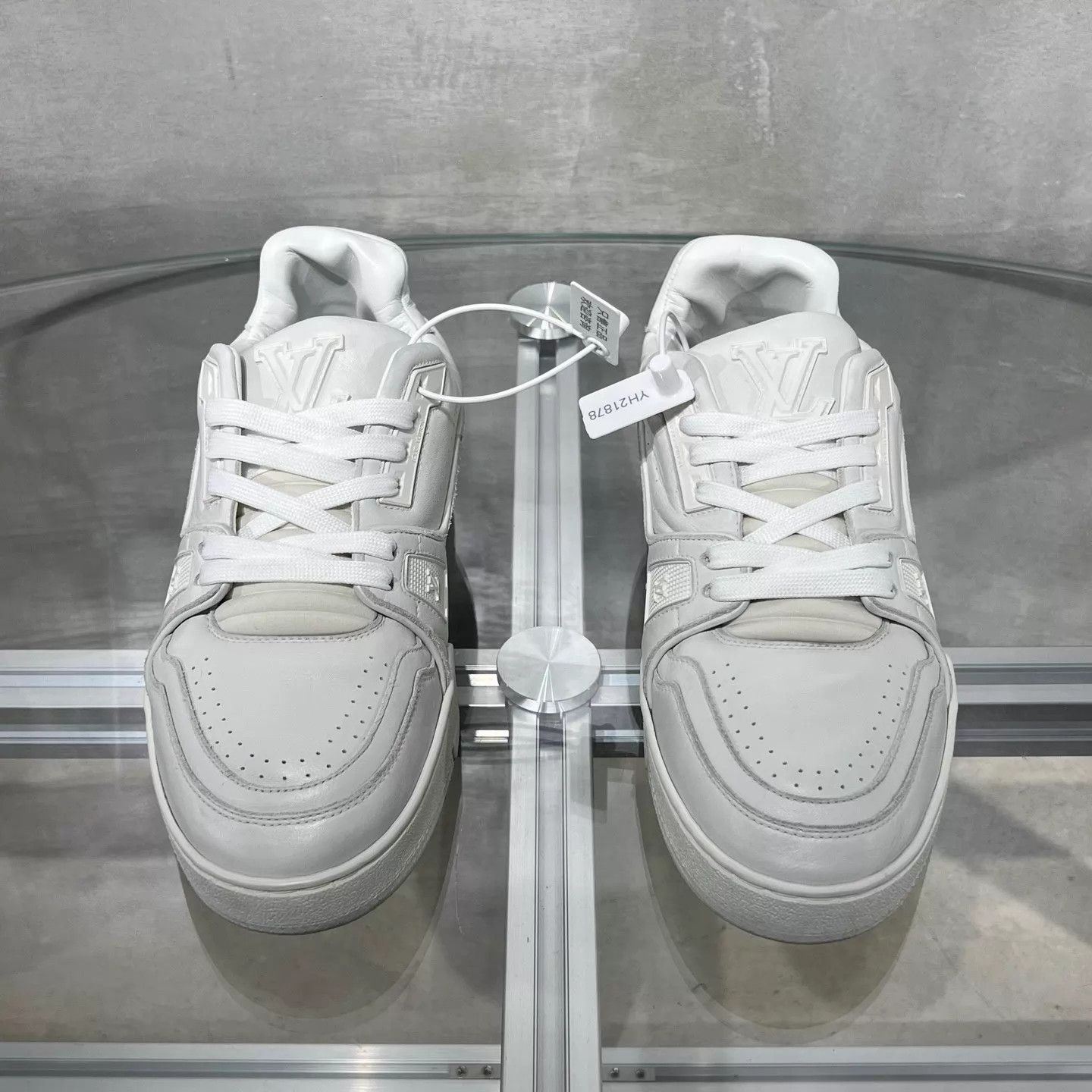 Louis Vuitton Louis Vuitton Trainer White Distressed UK6 40 Size US 7 / EU 40 - 1 Thumbnail