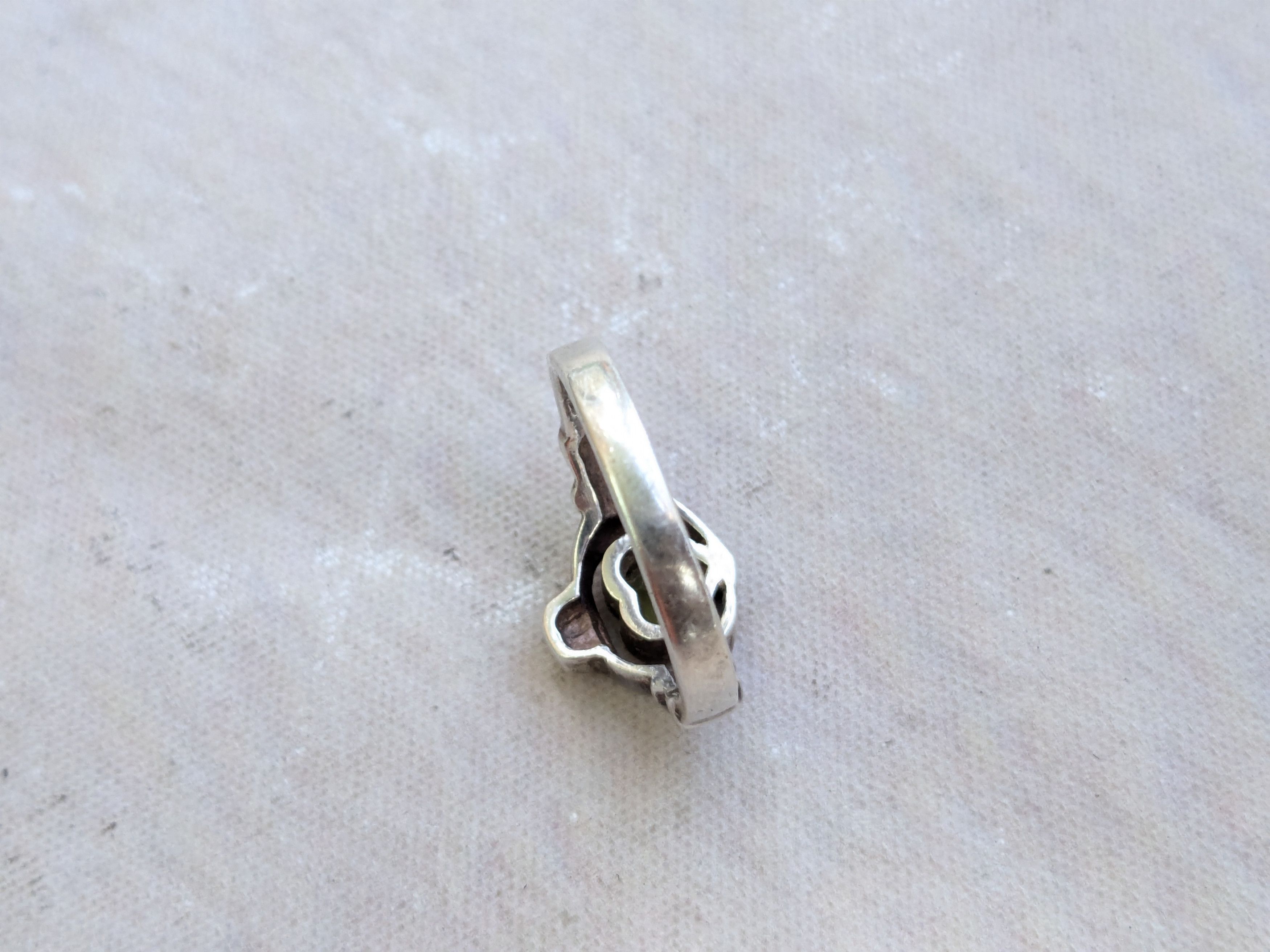 Jewelry Vintage Sterling Silver Ring Hearts Green Peridot 9 Band Size ONE SIZE - 8 Thumbnail