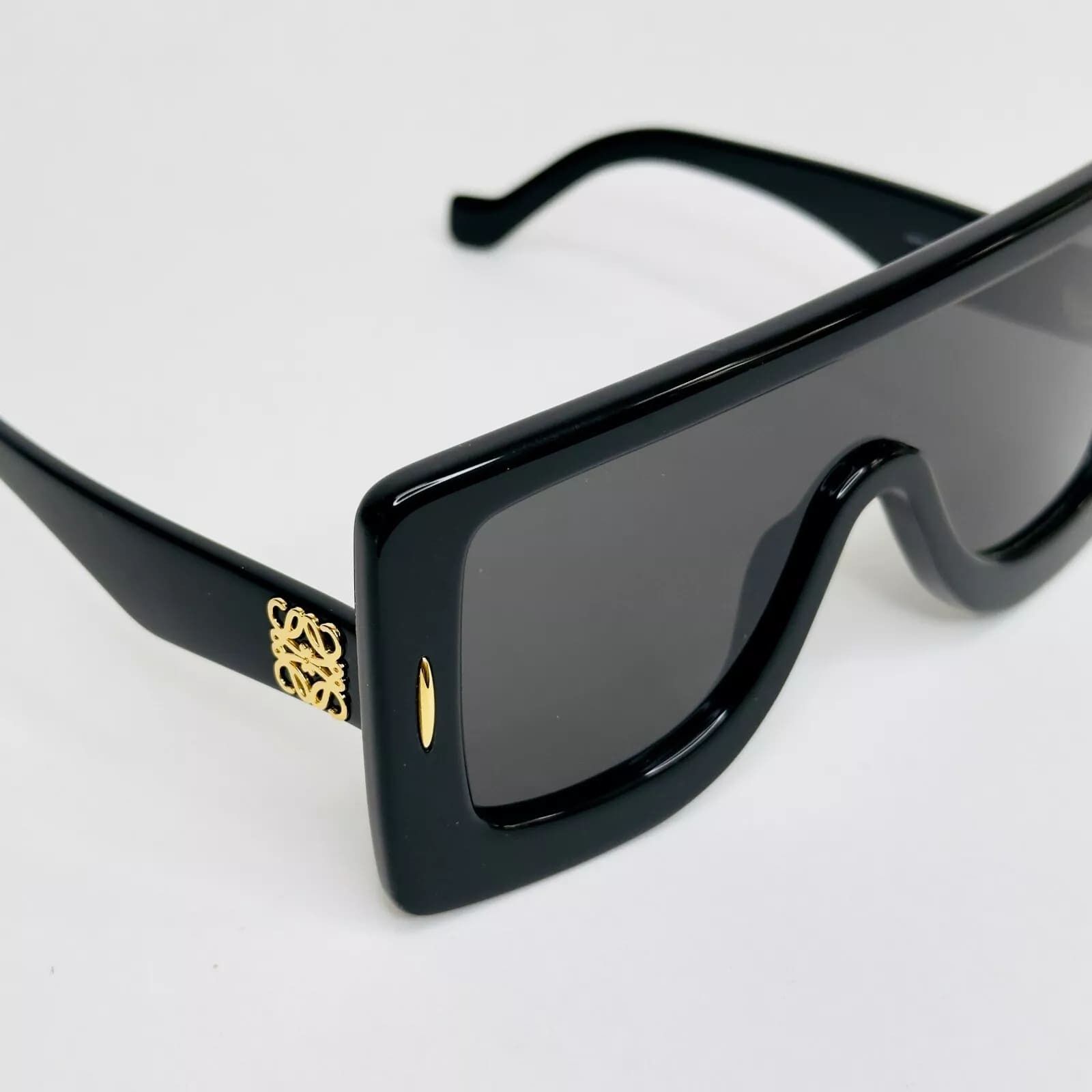 Loewe LOEWE SCREEN Chunky ANAGRAM LW40104I 40104 Unisex Sunglasses Size ONE SIZE - 5 Thumbnail