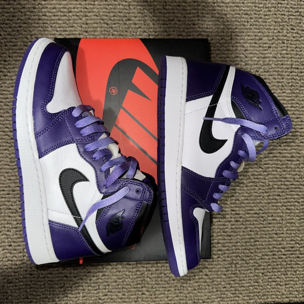 Jordan Brand × Nike Jordan 1 Retro High Court Purple White (GS) Size US 7 / EU 40 - 1 Thumbnail