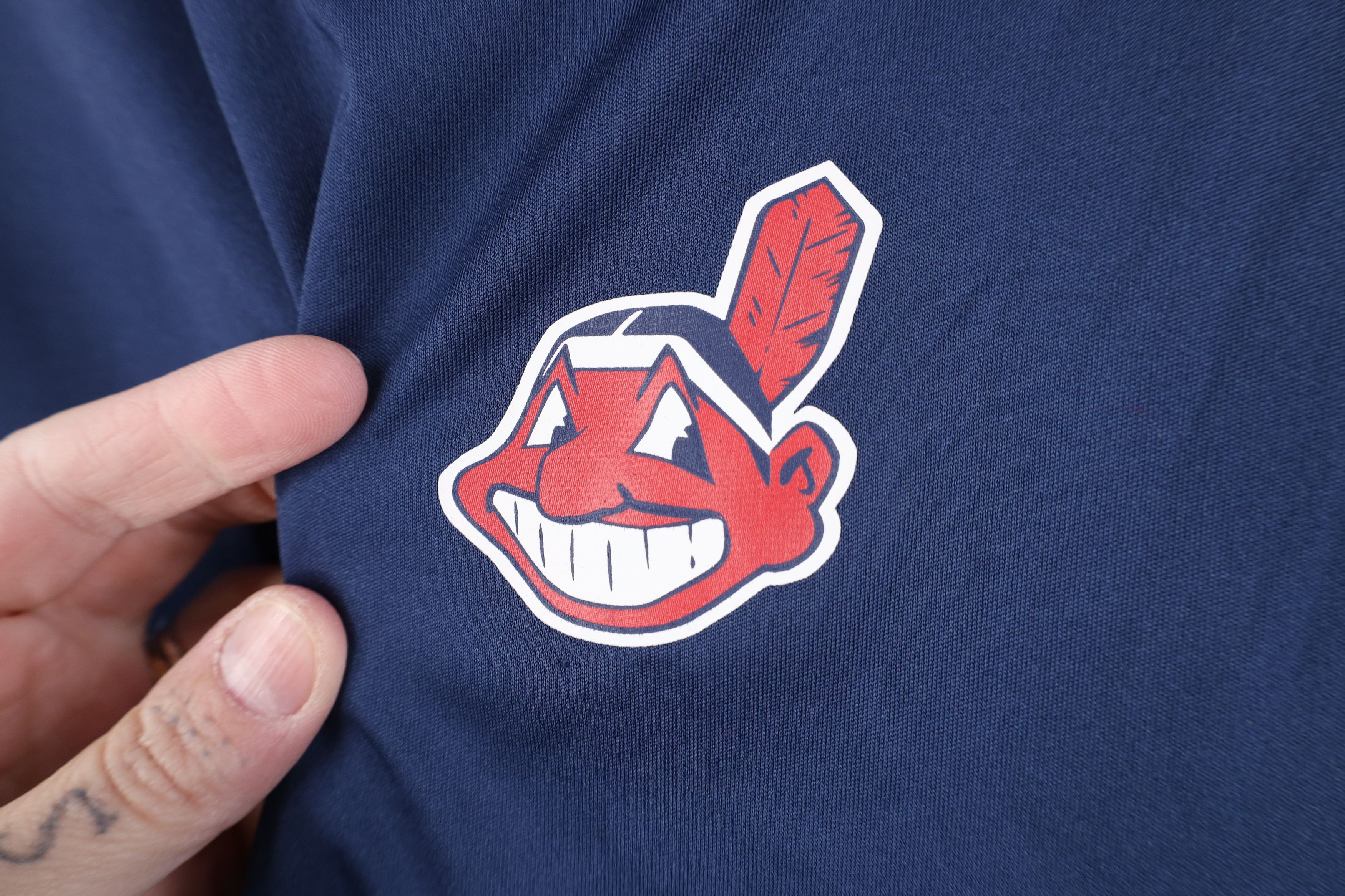 Nike Nike Scott Mini Swoosh Chief Wahoo Cleveland Indians T-Shirt Size US S / EU 44-46 / 1 - 6 Thumbnail