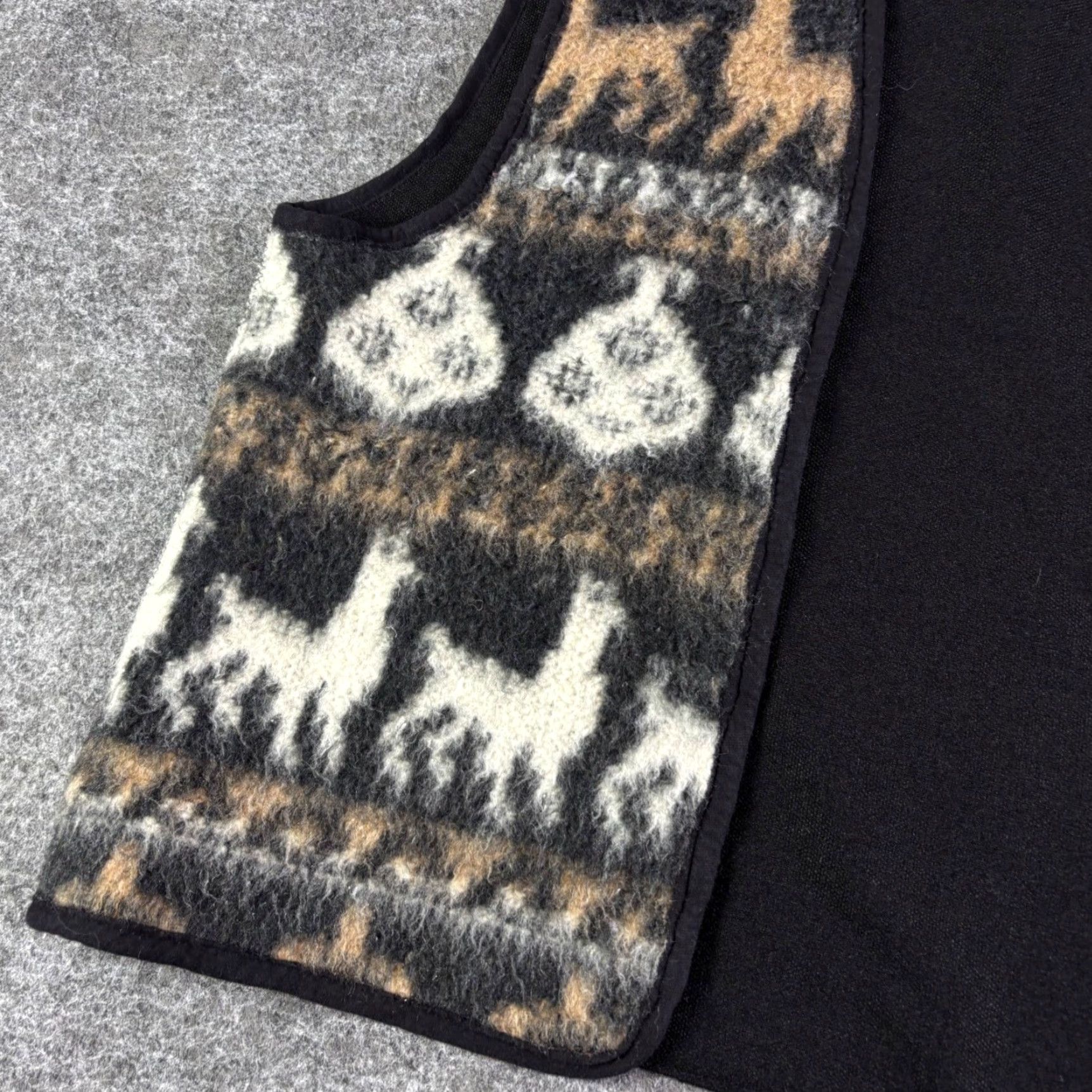 Vintage VINTAGE Unique Alpaca Animal Pattern Vest Black Tan White Graphic Print Sleeveless Wool Fleece Beaded Collarless Unlined Size M / US 6-8 / IT 42-44 - 5 Thumbnail