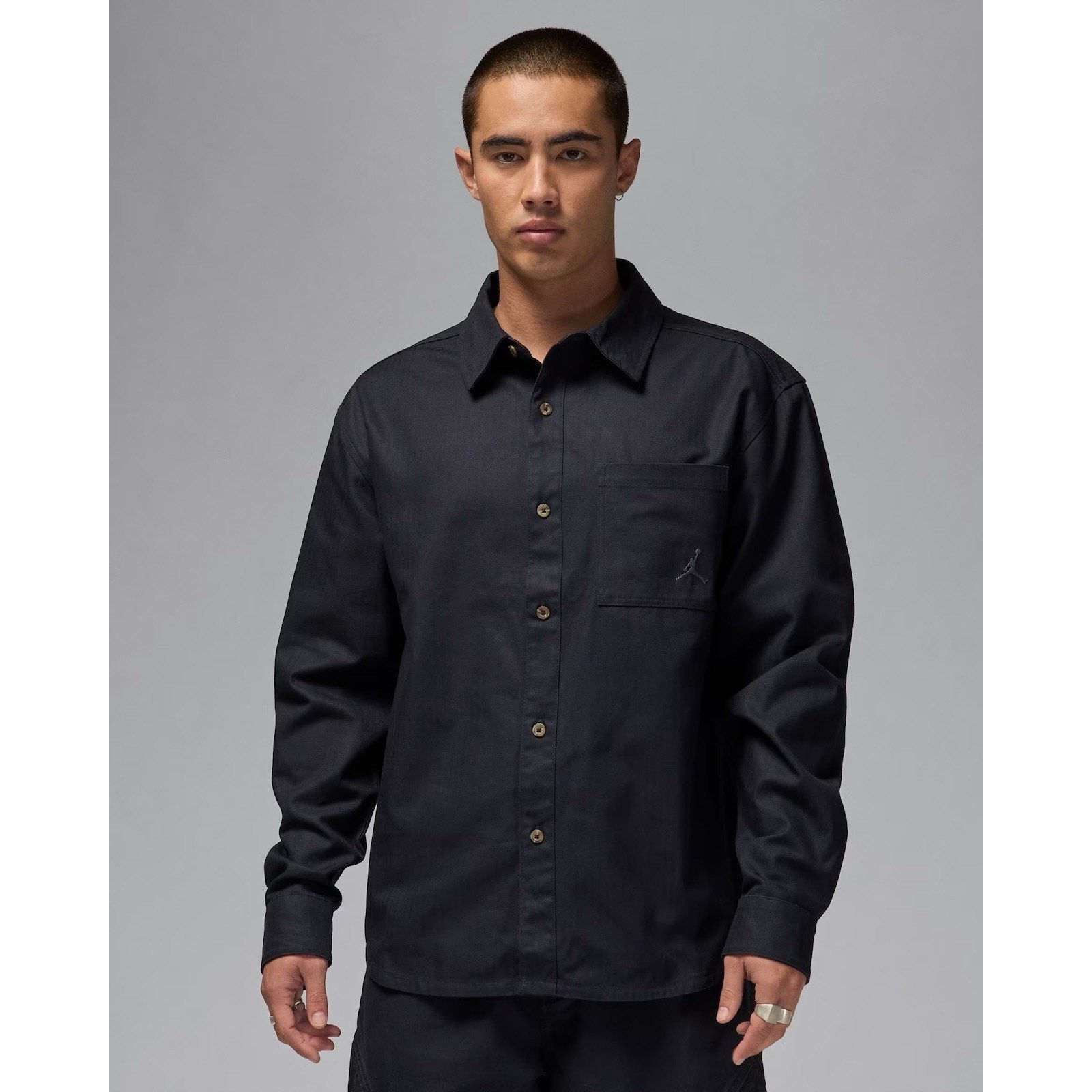 Jordan Brand Nike Air Jordan Essential Statement Button Down Black Size US M / EU 48-50 / 2 - 1 Thumbnail