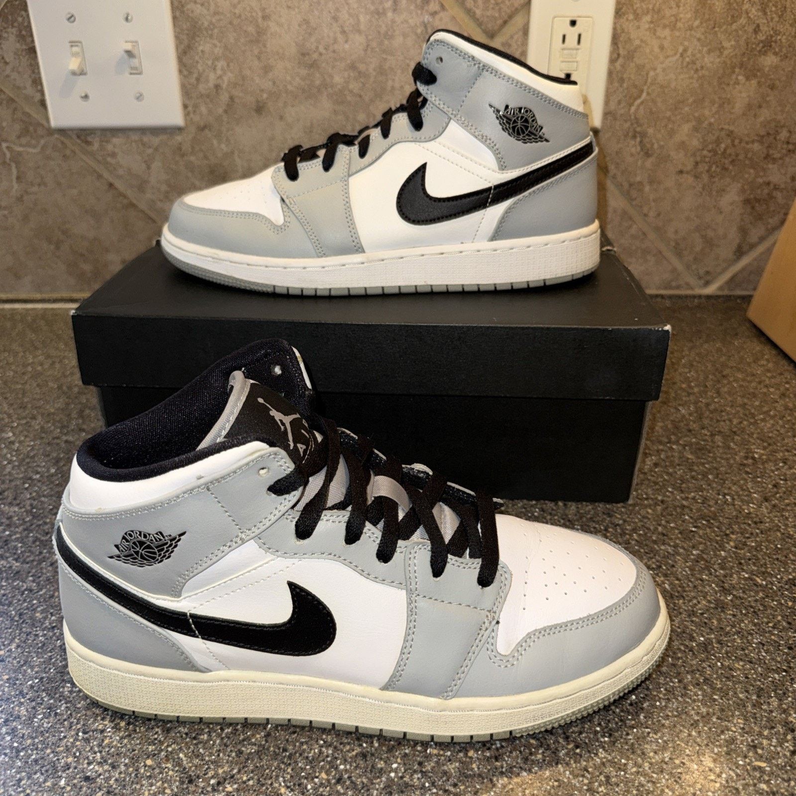 Jordan Brand Air Jordan 1 Mid (GS) Light Smoke Grey/Black-White 7Y-8.5w Size US 7 / EU 40 - 2 Thumbnail