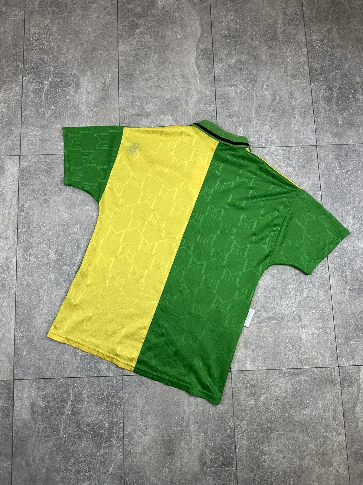 Umbro Umbro Manchester United FC 1992/94Away Soccer Jersey Size US M / EU 48-50 / 2 - 4 Thumbnail
