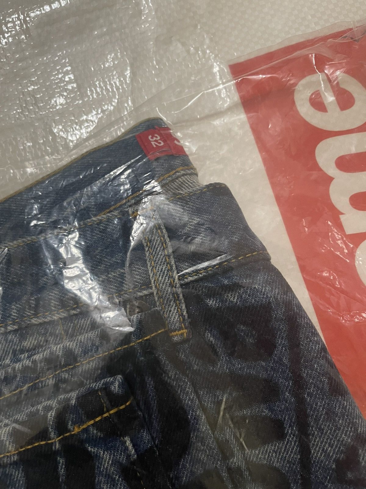 Supreme Supreme 25ss regular jean newspaper 32 Size US 32 / EU 48 - 7 Thumbnail