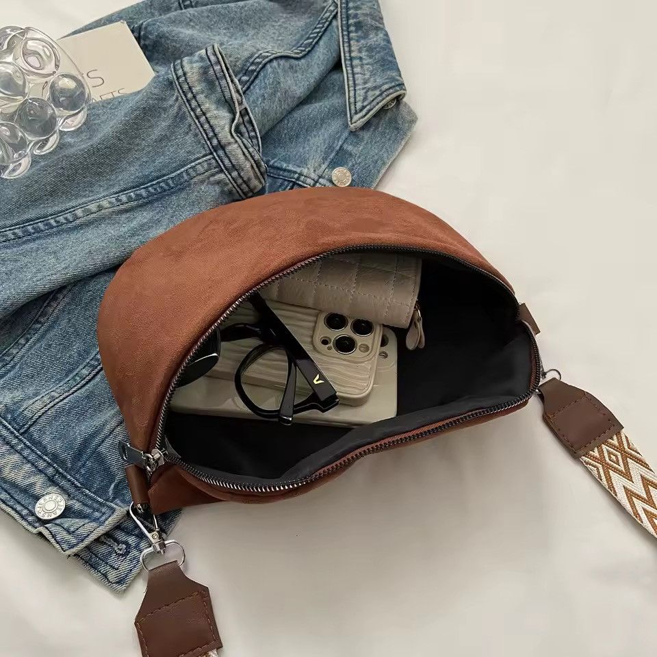 Designer Hobo Streetwear Half Moon Casual Waist Crossbody Bag Size ONE SIZE - 3 Thumbnail