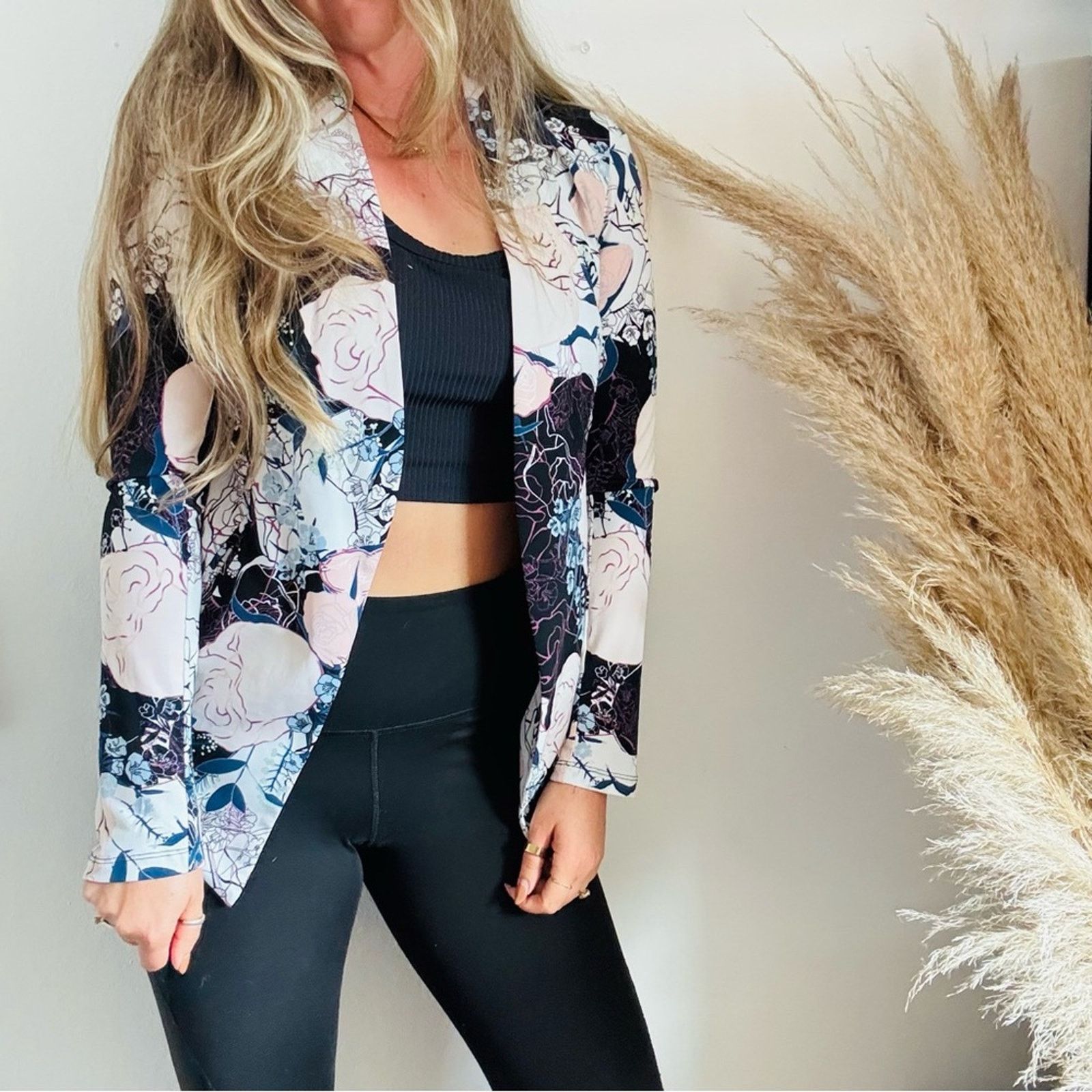 BCBGeneration BCBG Black White Pink Blue Floral Blazer $148 Jacket Sweater Size M / US 6-8 / IT 42-44 - 11 Thumbnail