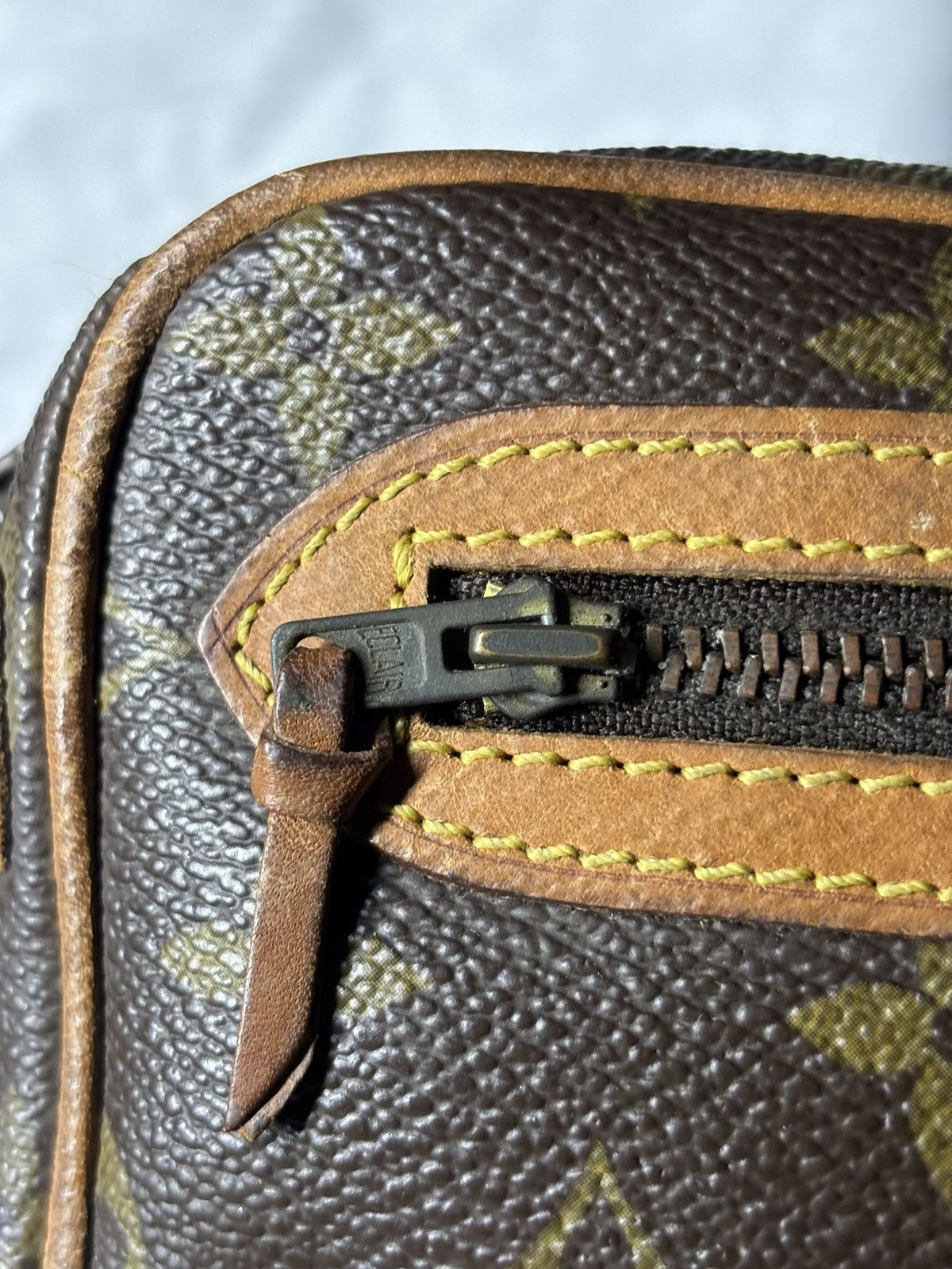 Louis Vuitton (very worn) Louis Vuitton Cluth Bag Vintage Size ONE SIZE - 13 Thumbnail