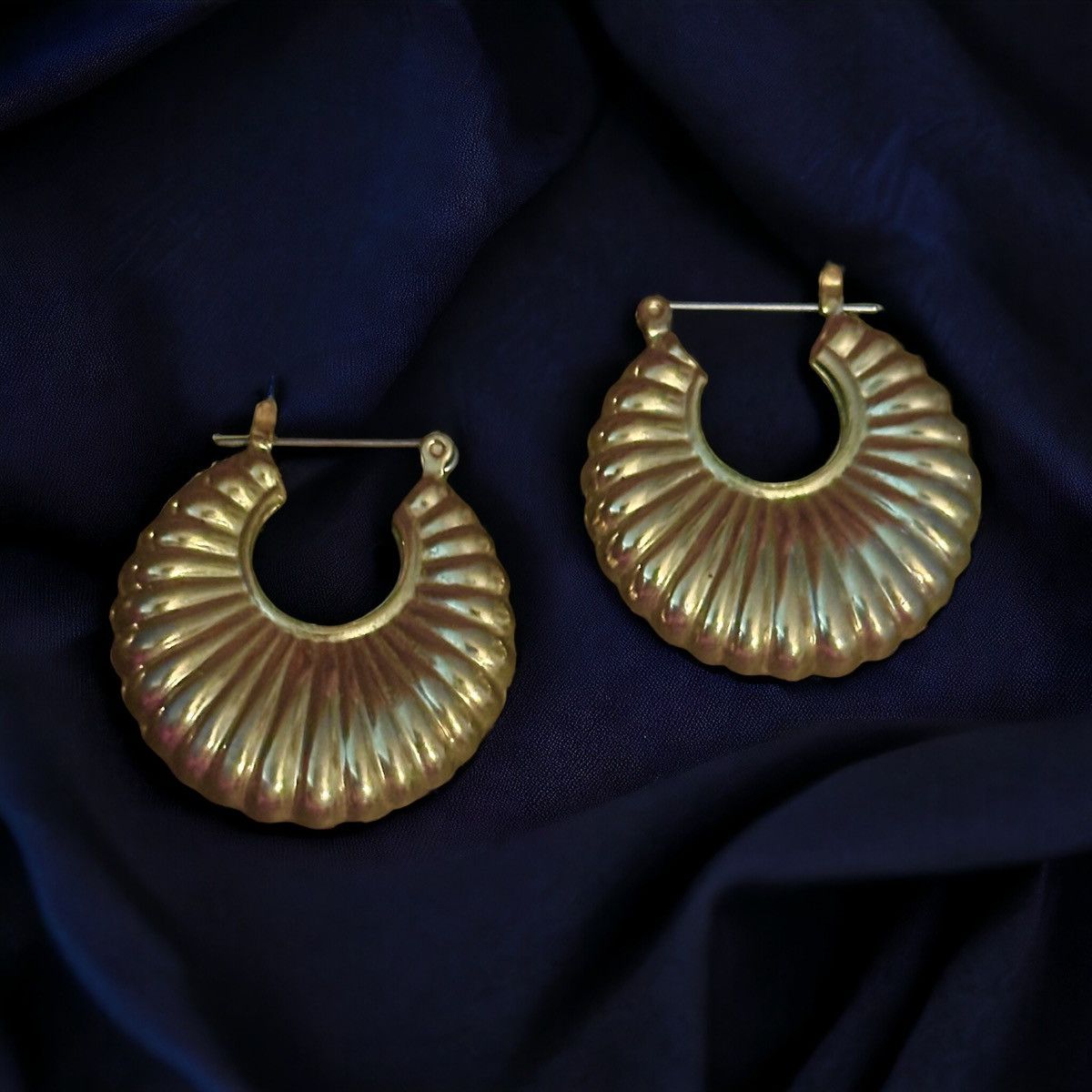 Other Gold tone scalloped hoop earrings Size ONE SIZE - 1 Thumbnail