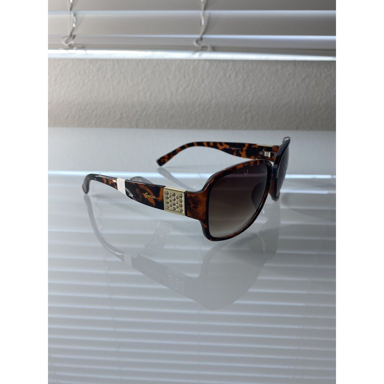 Guess Guess GU639 TO 34A 60-17-135mm Sunglasses - PRE-OWNED Size ONE SIZE - 1 Thumbnail
