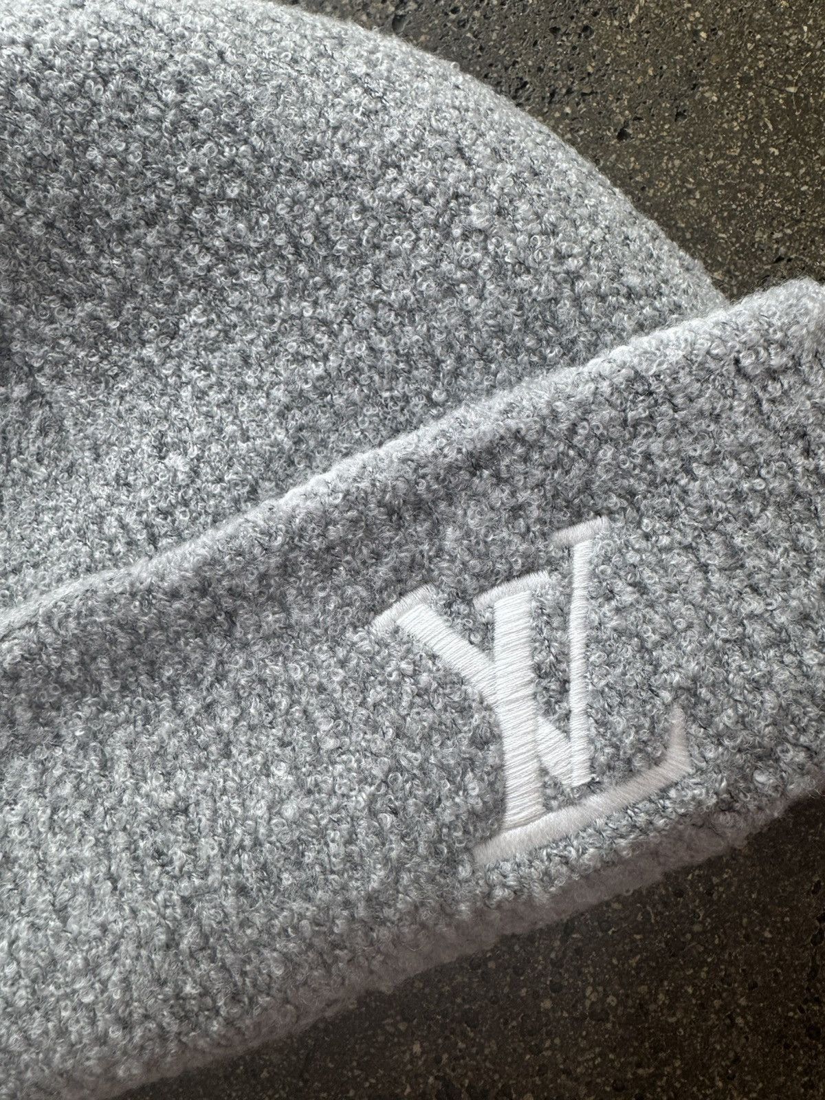 Louis Vuitton LV CRUSH DAMOFLAGE PEARLS BEANIE LIGHT GRAY Size ONE SIZE - 4 Thumbnail