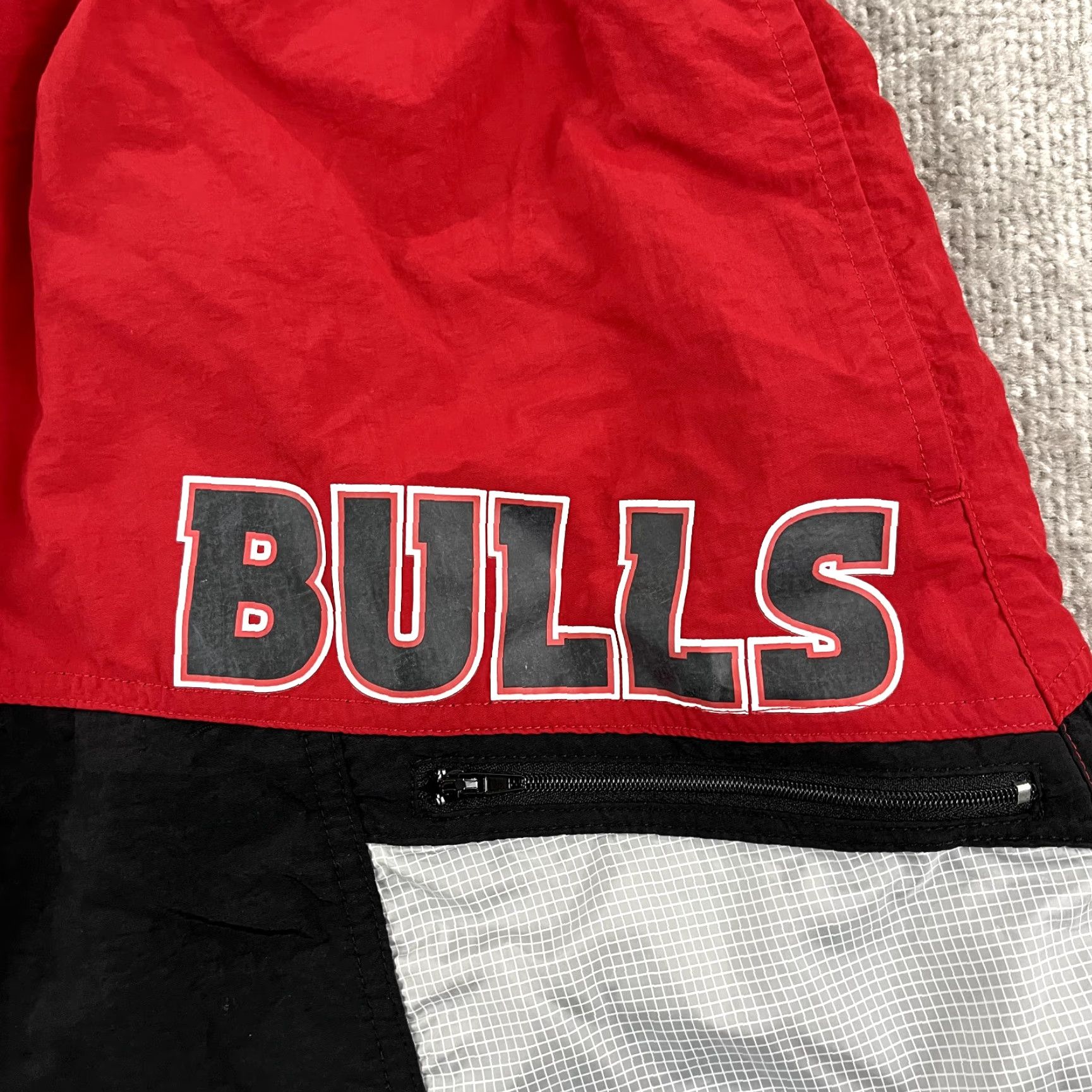 Mitchell & Ness VINTAGE MITCHELL & NESS Shorts Mens 2XL-XXL 7" Red Black Chicago Bulls NBA Basketball Shorts Mens Regular 2XL Black Red Bulls Size US 39 - 3 Thumbnail
