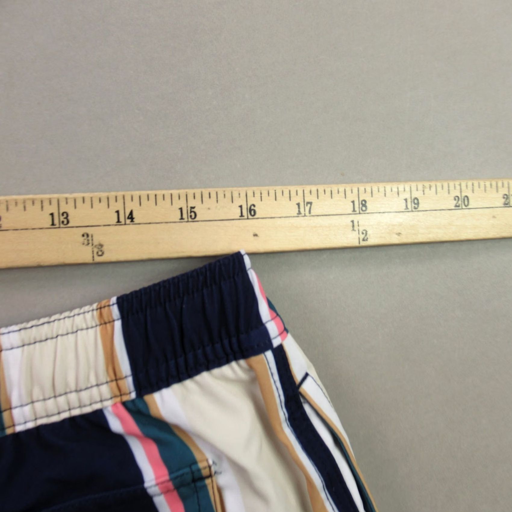 Vineyard Vines Vineyard Vines Shorts Mens Medium Adult Pockets Swimwear Stripes Surfer Swim Knit Multicolor White/Blue/Red? Size US 31 - 6 Thumbnail
