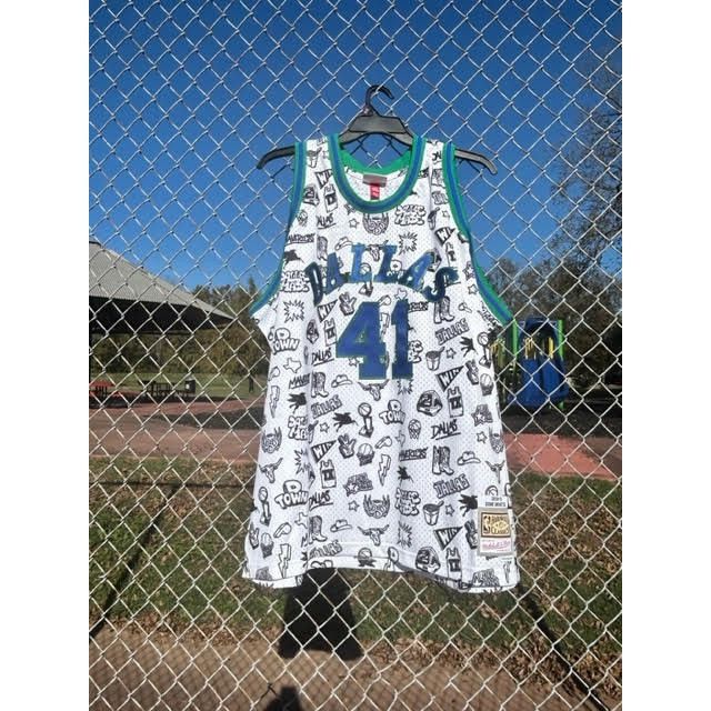 image of Mitchell Ness Dirk Nowitzki Dallas Mavericks Mitchell & Ness Doodle Swingm in White/Black/Green (Si