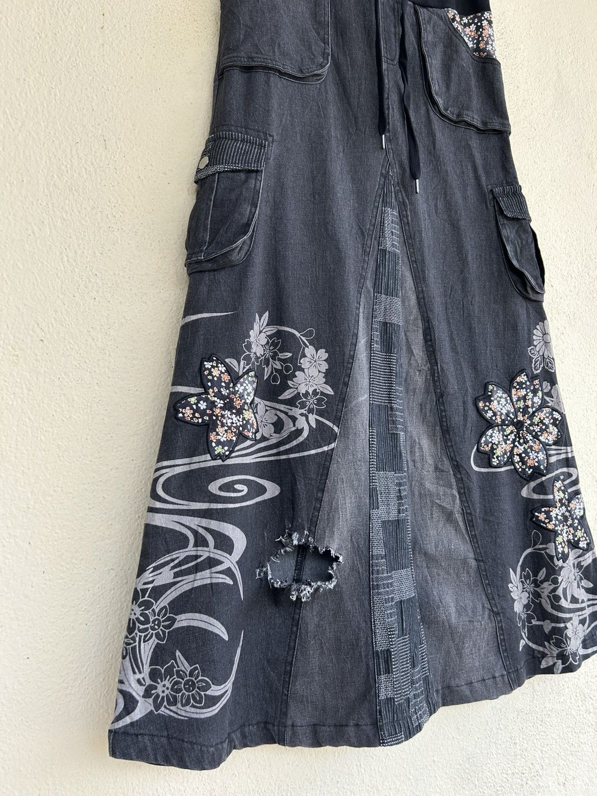Japanese Brand Karakuri Tamashii Floral Strechable Denim Skirt Size 24" / US 00 / IT 34 - 4 Thumbnail