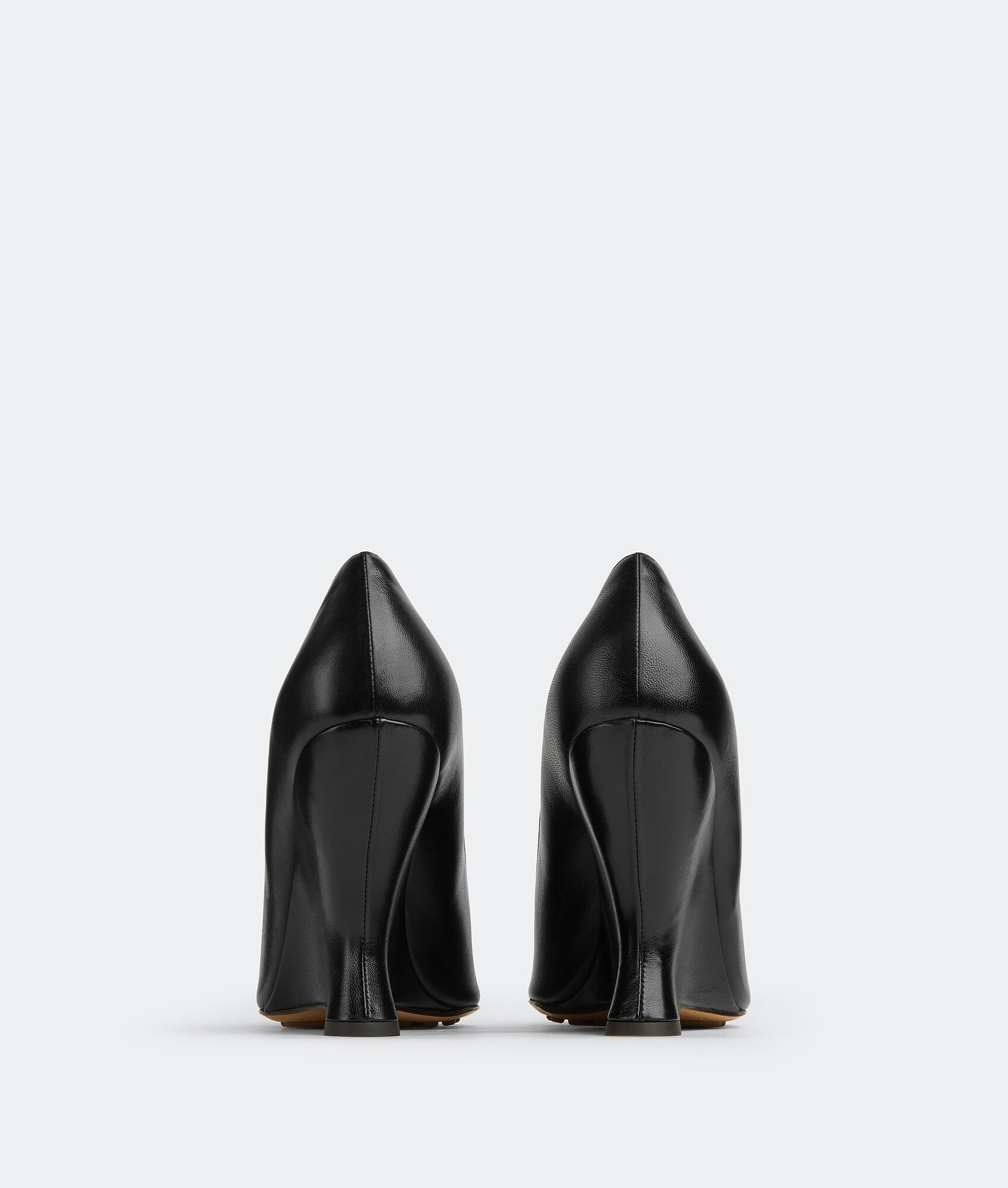 o1n1vont1224 Punta Pumps in Black