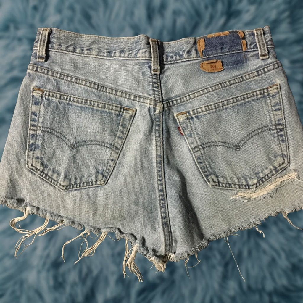 Levi's VINTAGE Levi's 501 Jeans Shorts Shirt Womens 30 Blue Distressed Thrashed Cut Off Grunge 80s 90s Biker USA Size 30" / US 8 / IT 44 - 1 Thumbnail