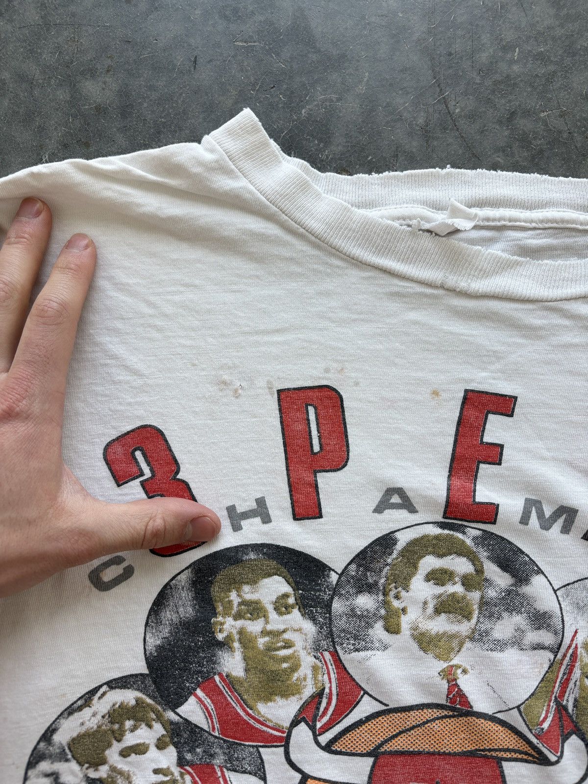 Vintage Vintage 90s Chicago Bulls Rap Tee 3 Peat Thrashed Boxy Fit Size US L / EU 52-54 / 3 - 5 Thumbnail