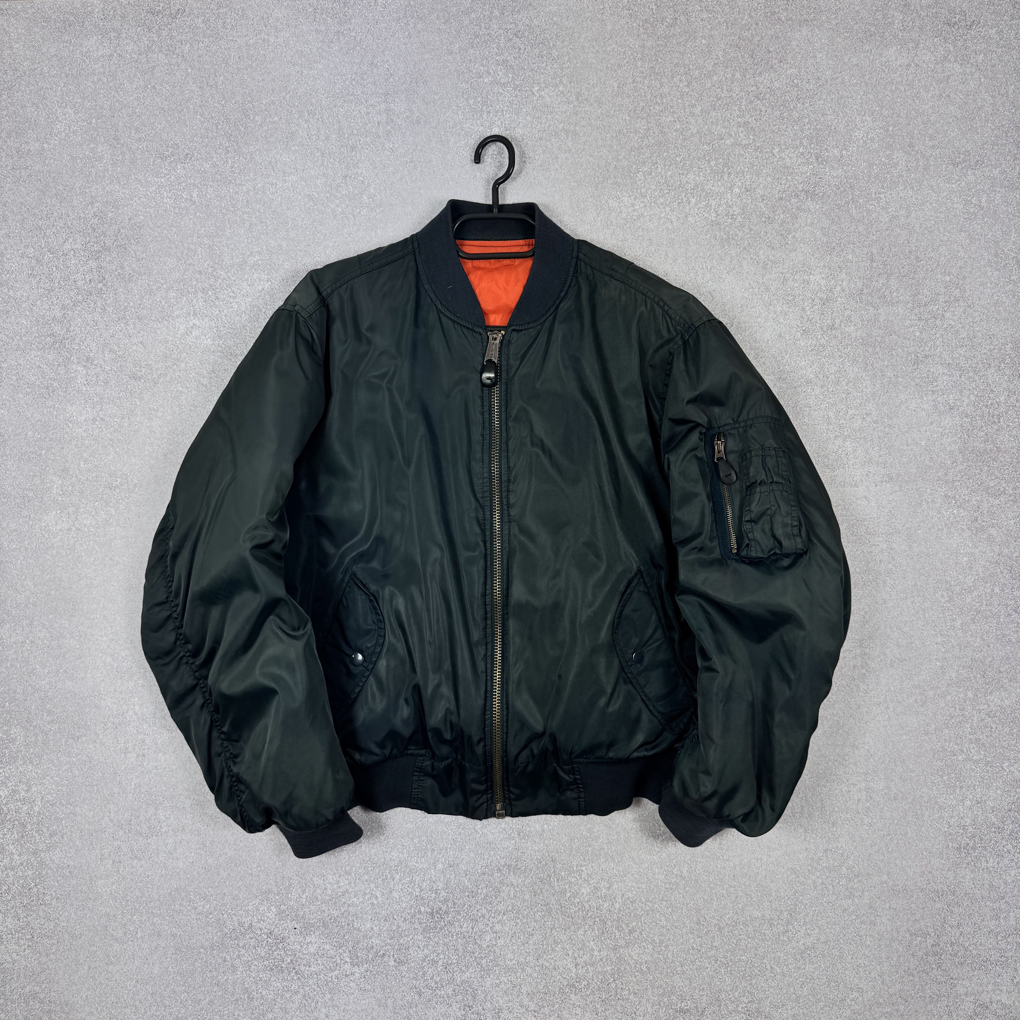 ALPHA INDUSTRIES MA-1 ミリタリー ジャケット Kanye Kanye West Increases Alpha Industries MA-1 Bomber Sales | Hypebeast