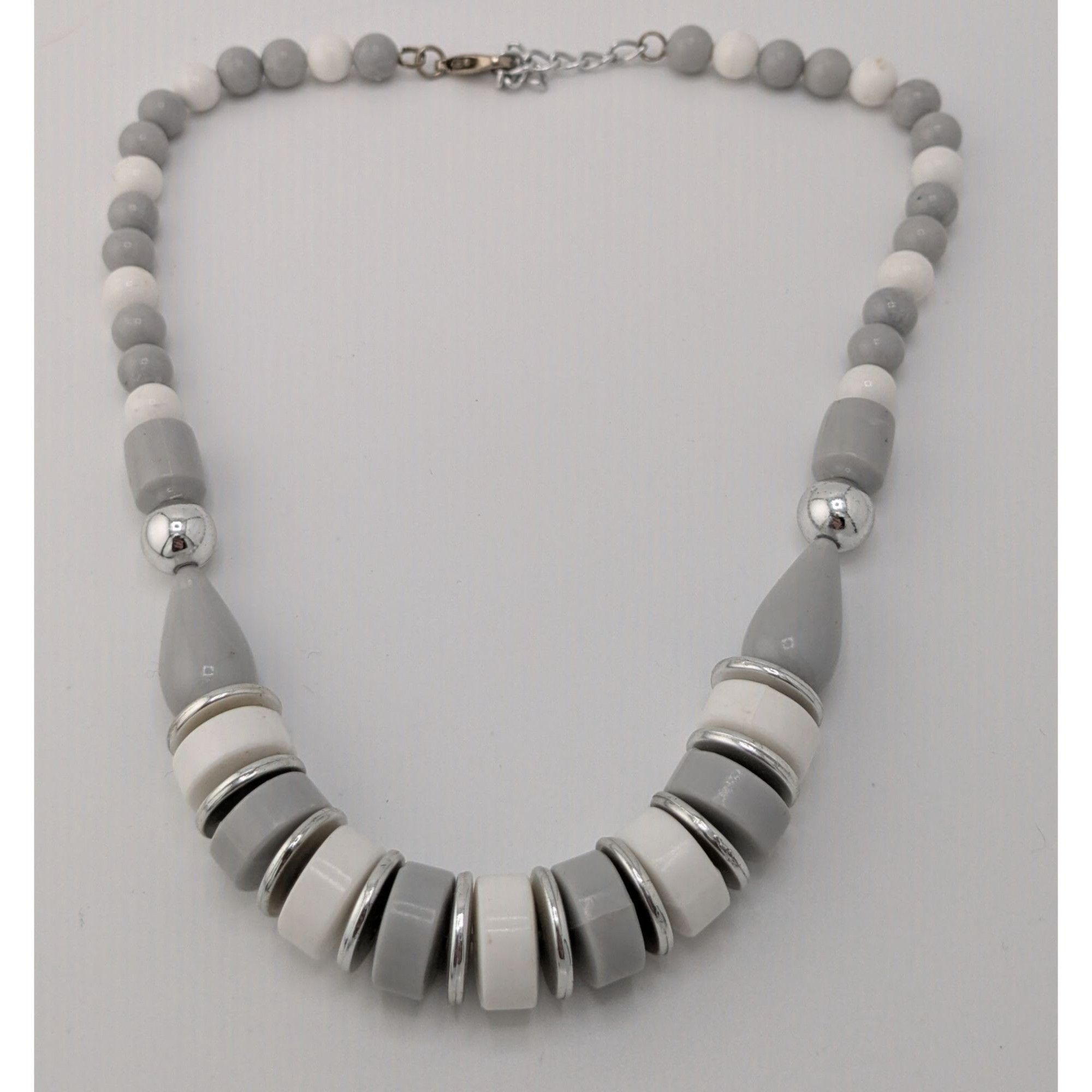 Other Vintage Mod Grey White And Silver Tone Beaded Necklace Size ONE SIZE - 5 Thumbnail