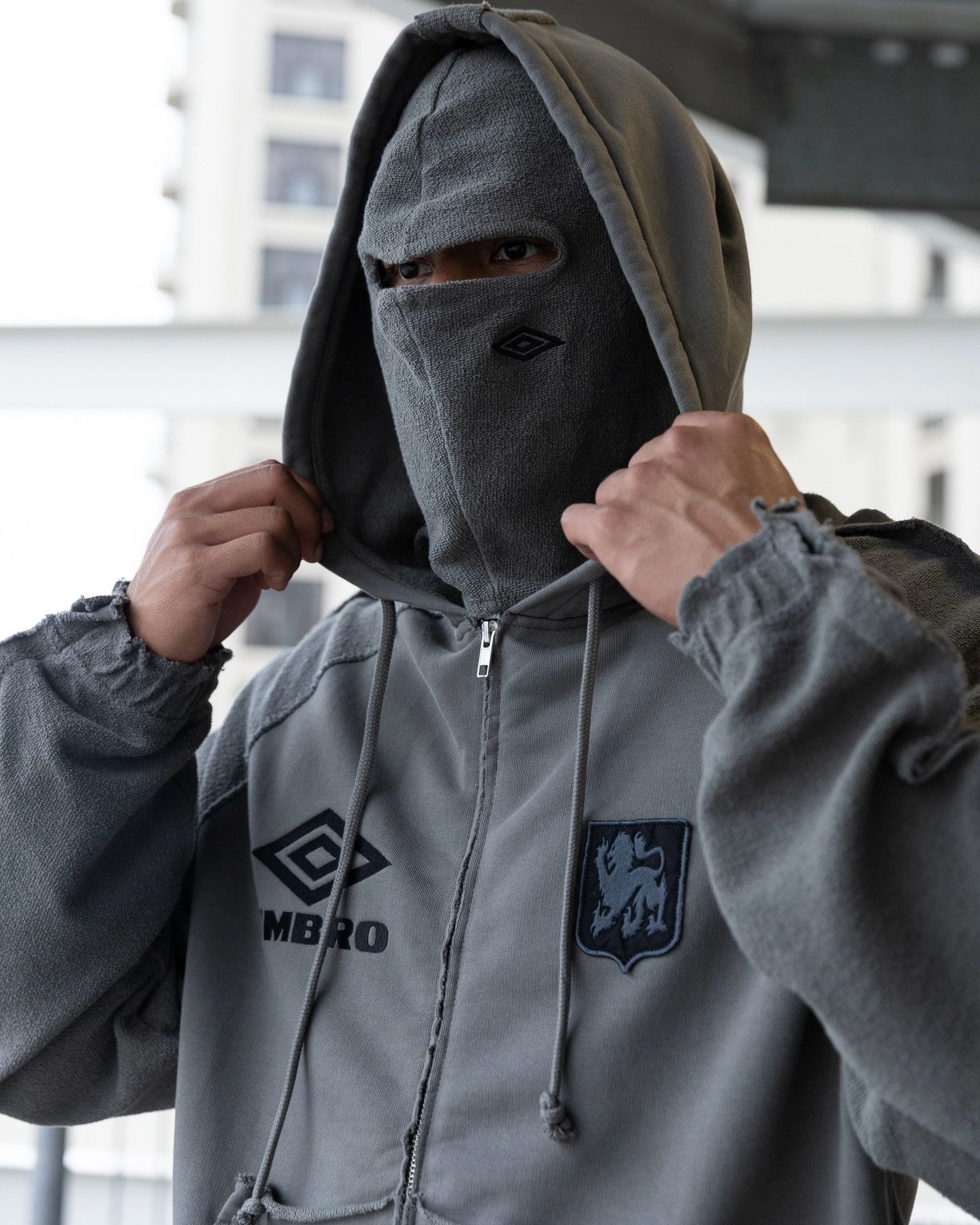 Slam Jam × Umbro Grey Royal Arms Logo Masked Oversized Hoodie Size US M / EU 48-50 / 2 - 7 Thumbnail