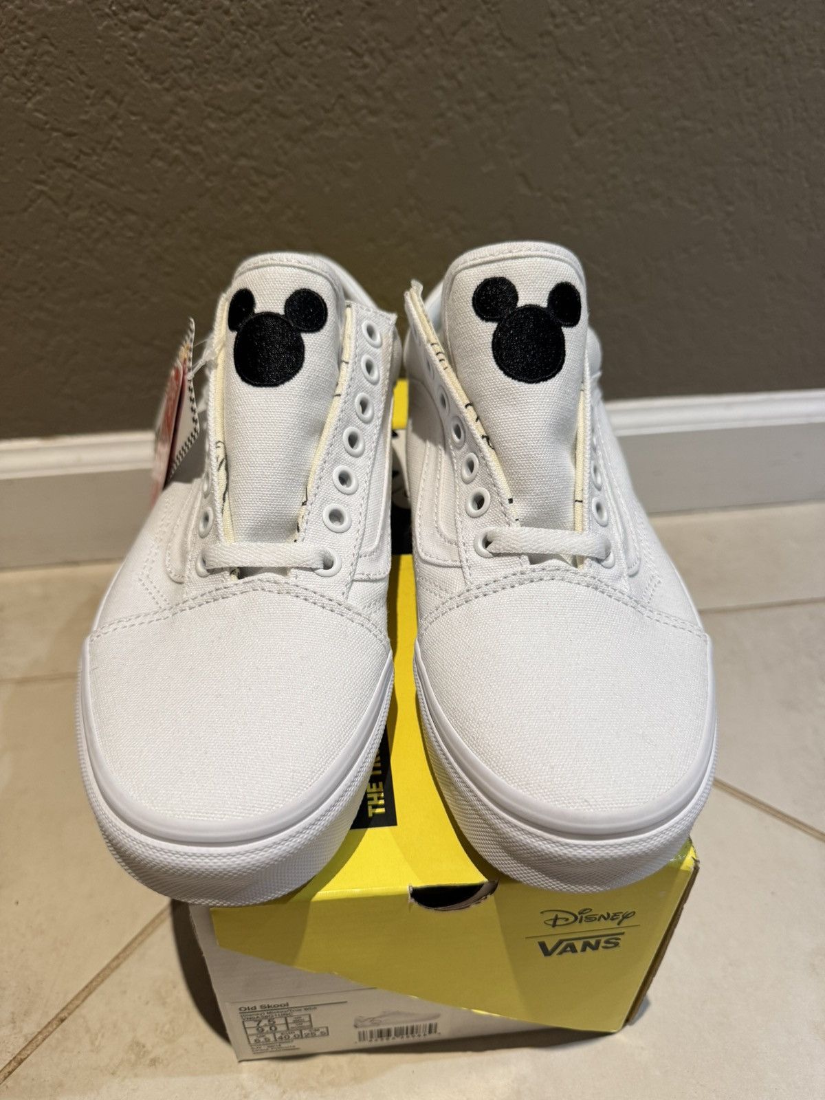 Disney × Vans NEW Disney x Vans 7.5 Men 9 Women White Mickey Old School Size US 7.5 / EU 40-41 - 2 Thumbnail