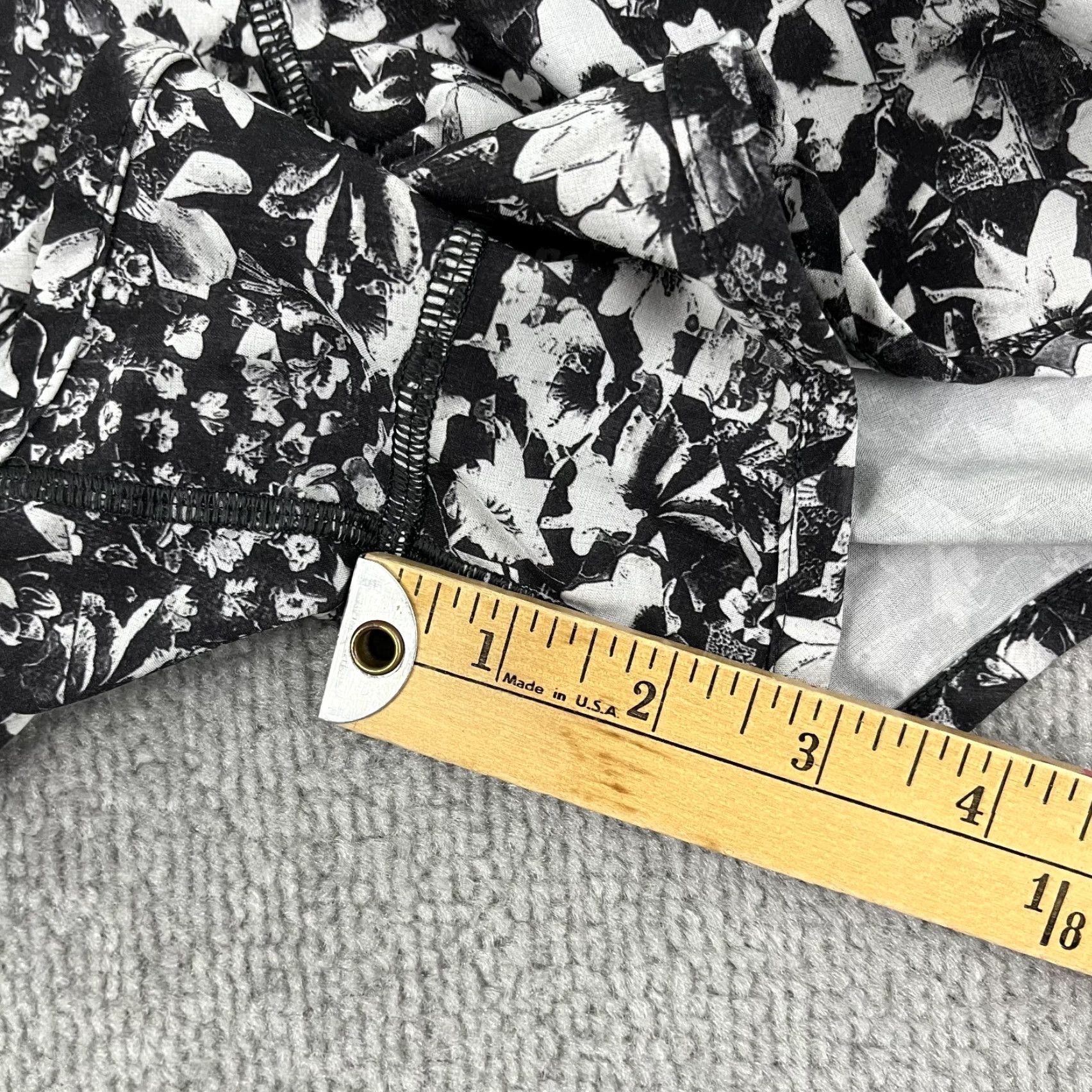 Lululemon VINTAGE Lululemon Speed Shorts Womens 4 / 3" Linerless Performance 4 Way Stretch Floral Size 28" / US 6 / IT 42 - 7 Thumbnail