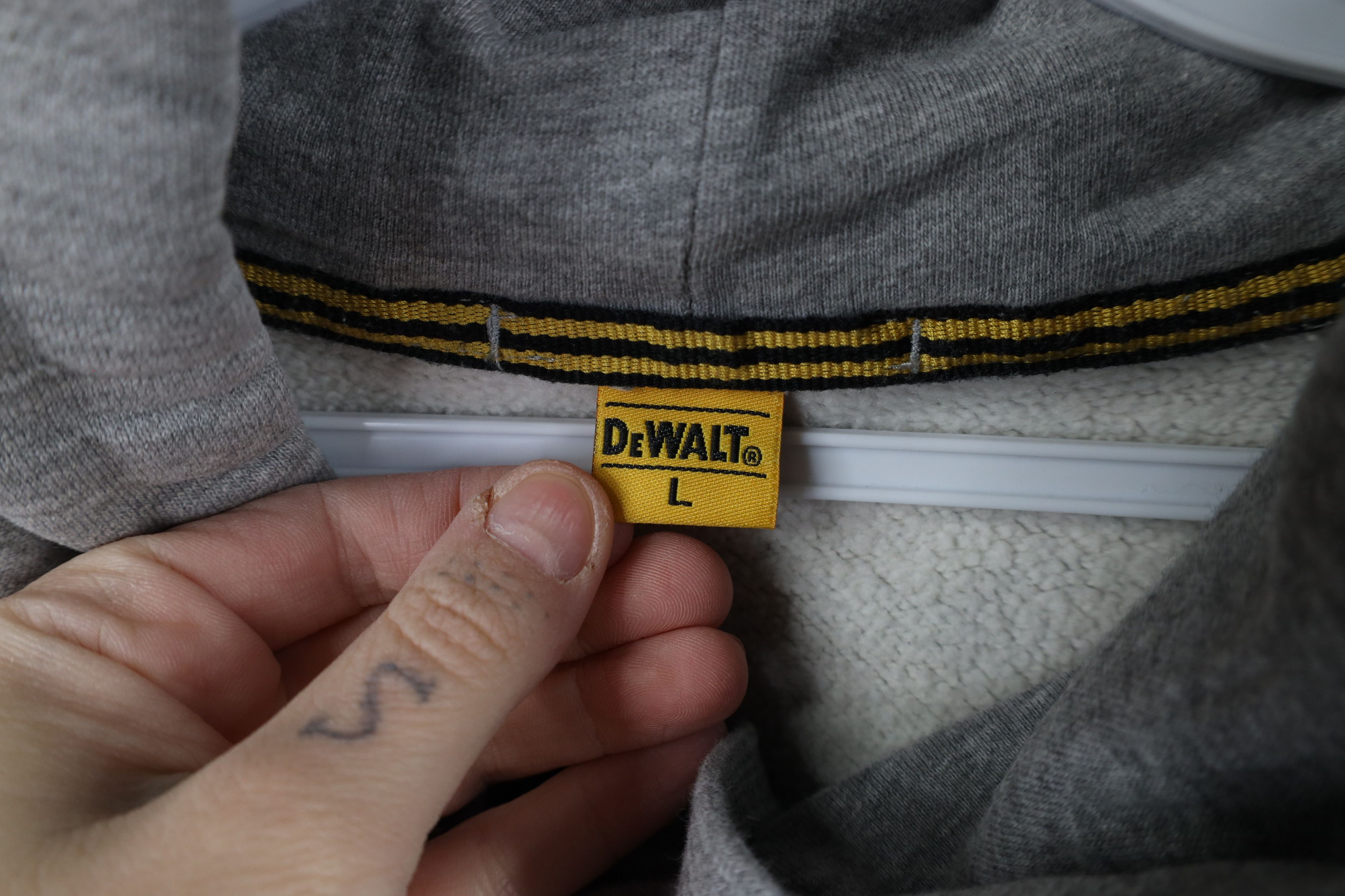 Vintage Vintage Dewalt Tools Heavyweight Hoodie Sweatshirt Gray Size US L / EU 52-54 / 3 - 5 Thumbnail