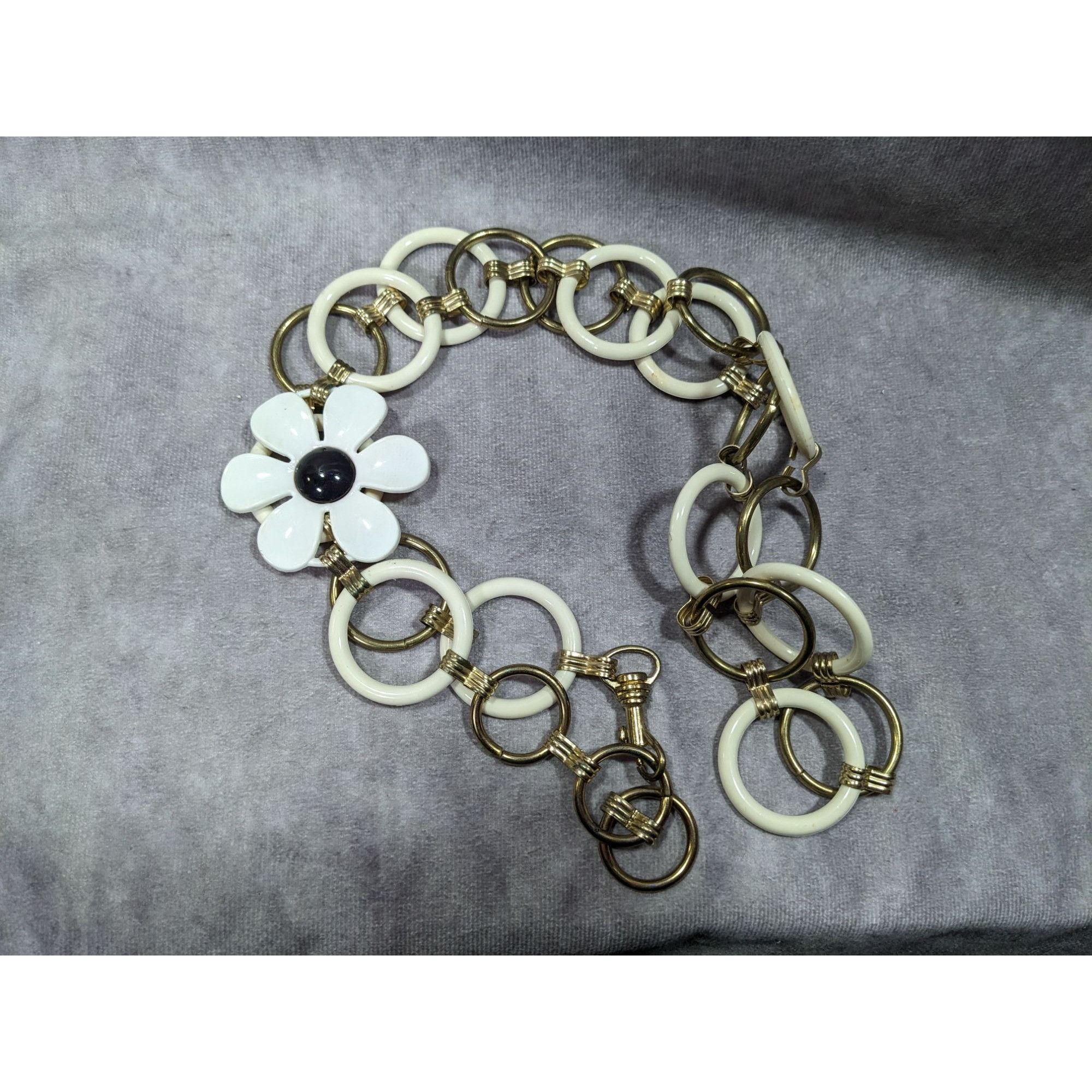 Other Retro Hippie Floral Chunky White And Gold Tone Ring Necklace Size ONE SIZE - 12 Thumbnail