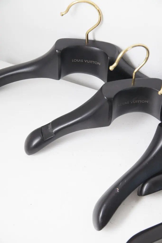 Louis Vuitton Lot of 5 wood Louis Vuitton hangers Size ONE SIZE - 4 Thumbnail