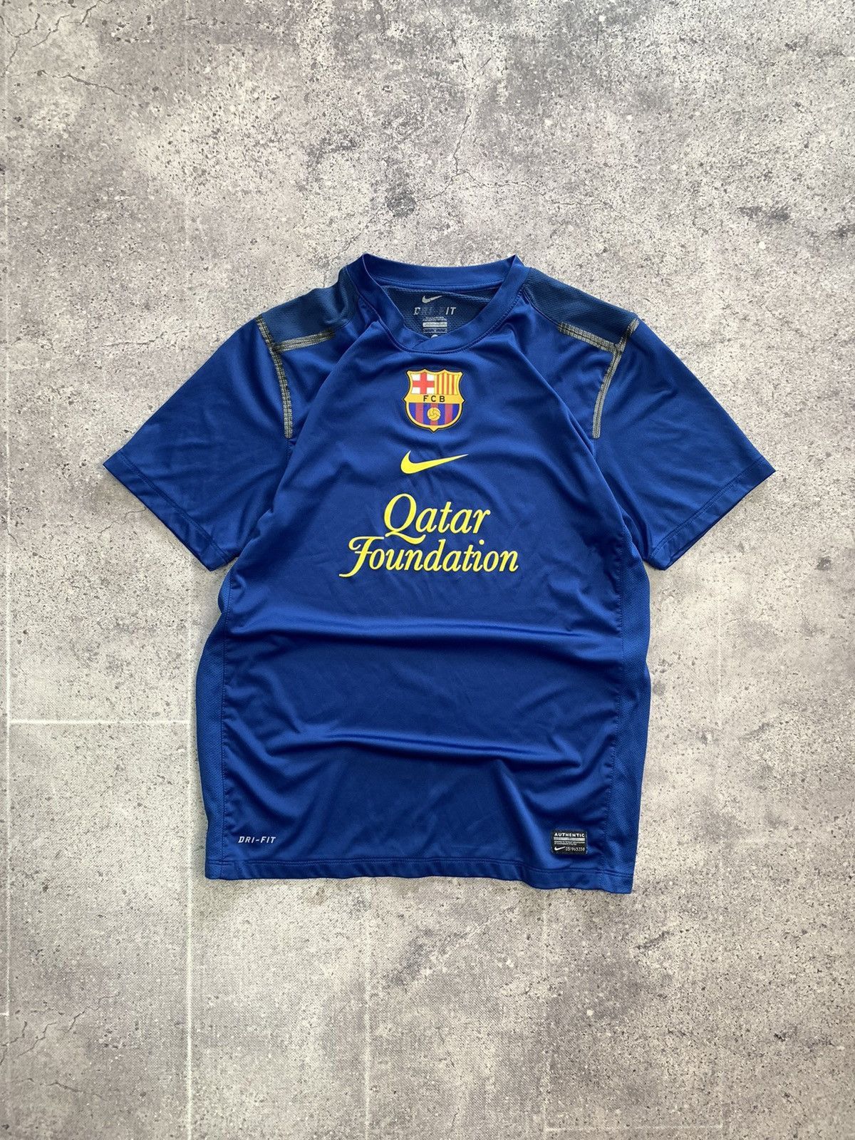 Nike Vintage Y2K T-shirt Barcelona Blockcore faded sk8 spain Size US M / EU 48-50 / 2 - 1 Thumbnail