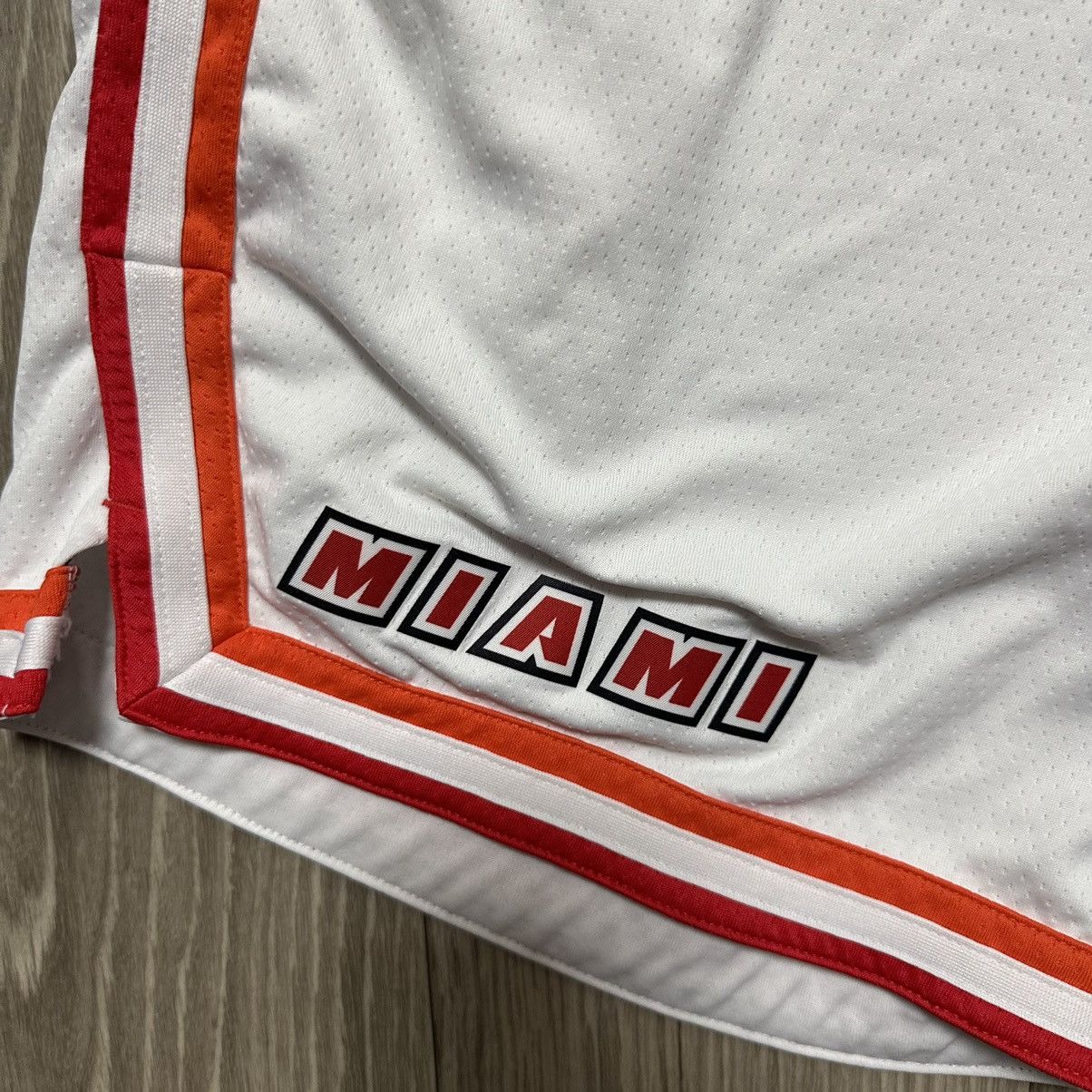 NBA × Nike Authentic Miami Heat White Shorts Size US 38 / EU 54 - 2 Thumbnail